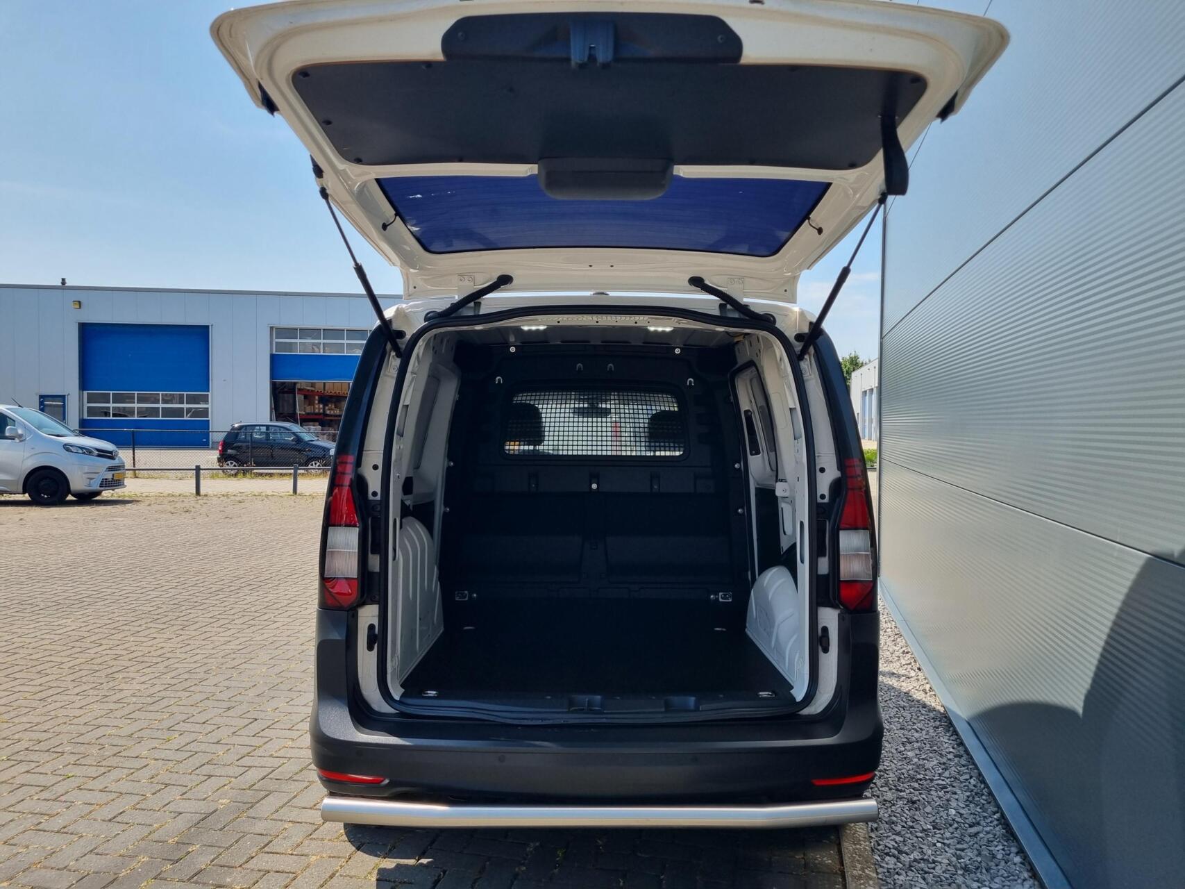 Foto van Volkswagen Caddy Modified Partition Wall
