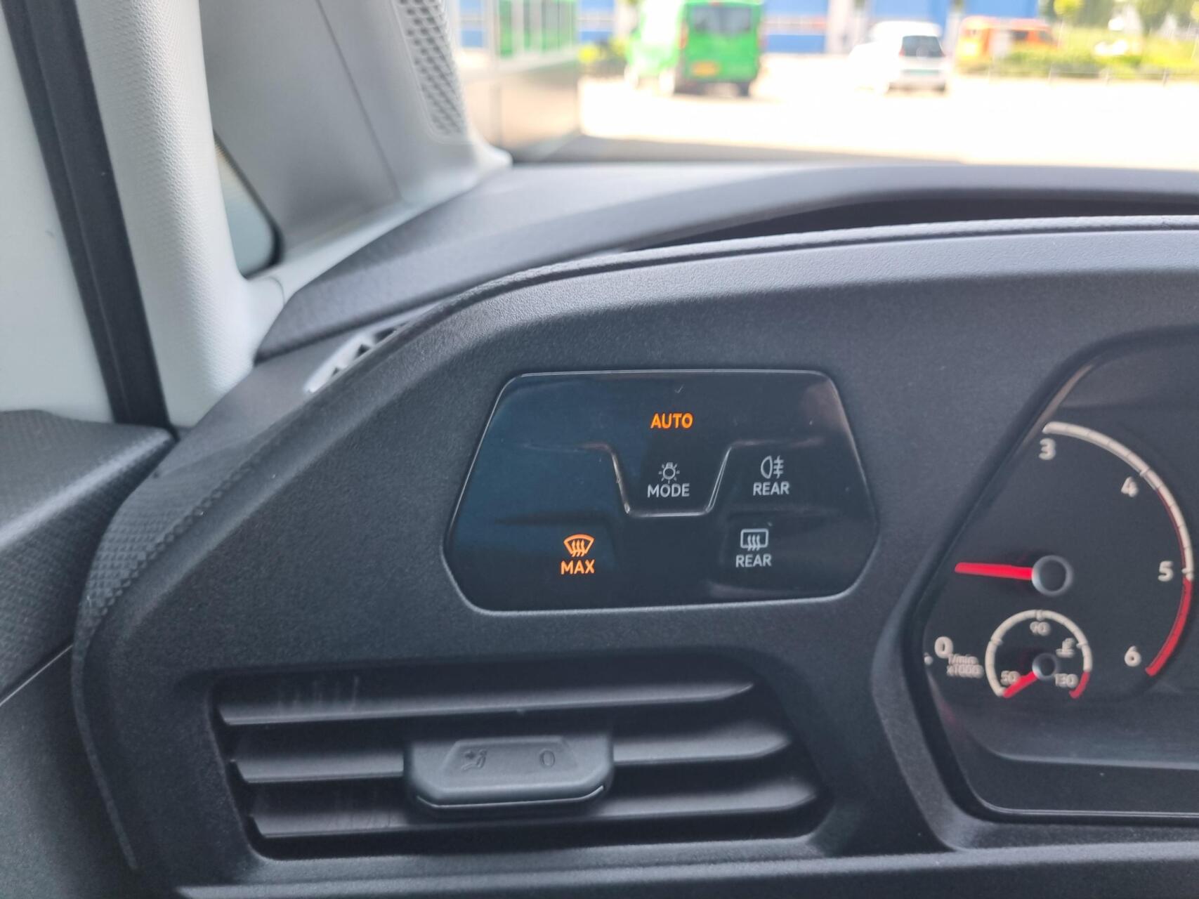 Foto van Volkswagen Caddy Modified Partition Wall