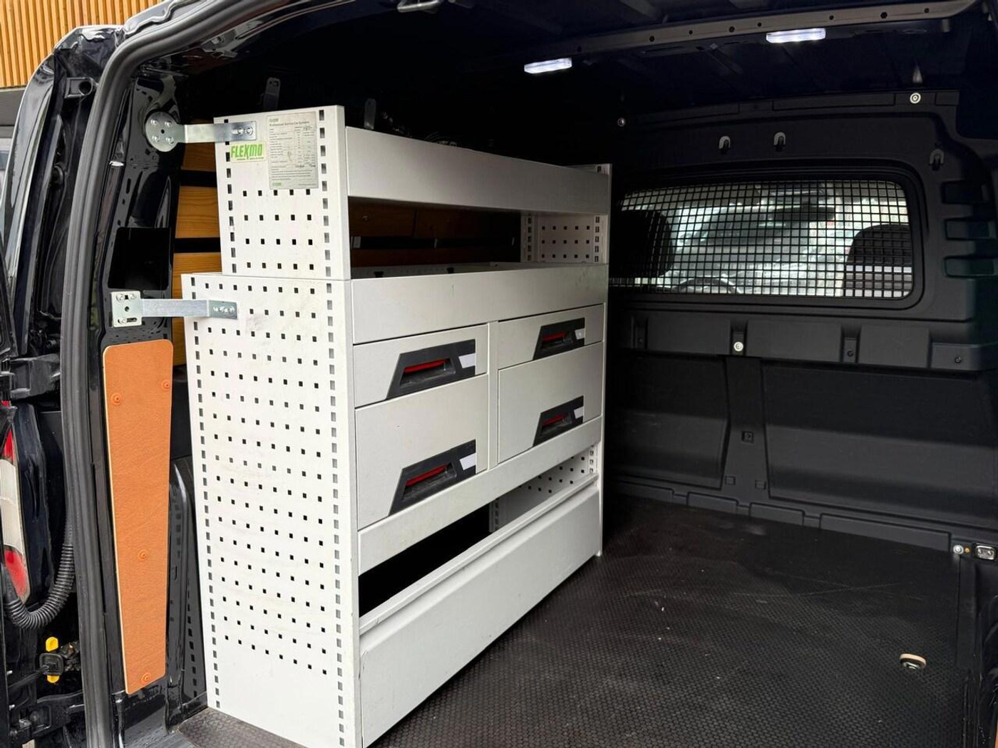 Foto van Volkswagen Caddy Modified Partition Wall