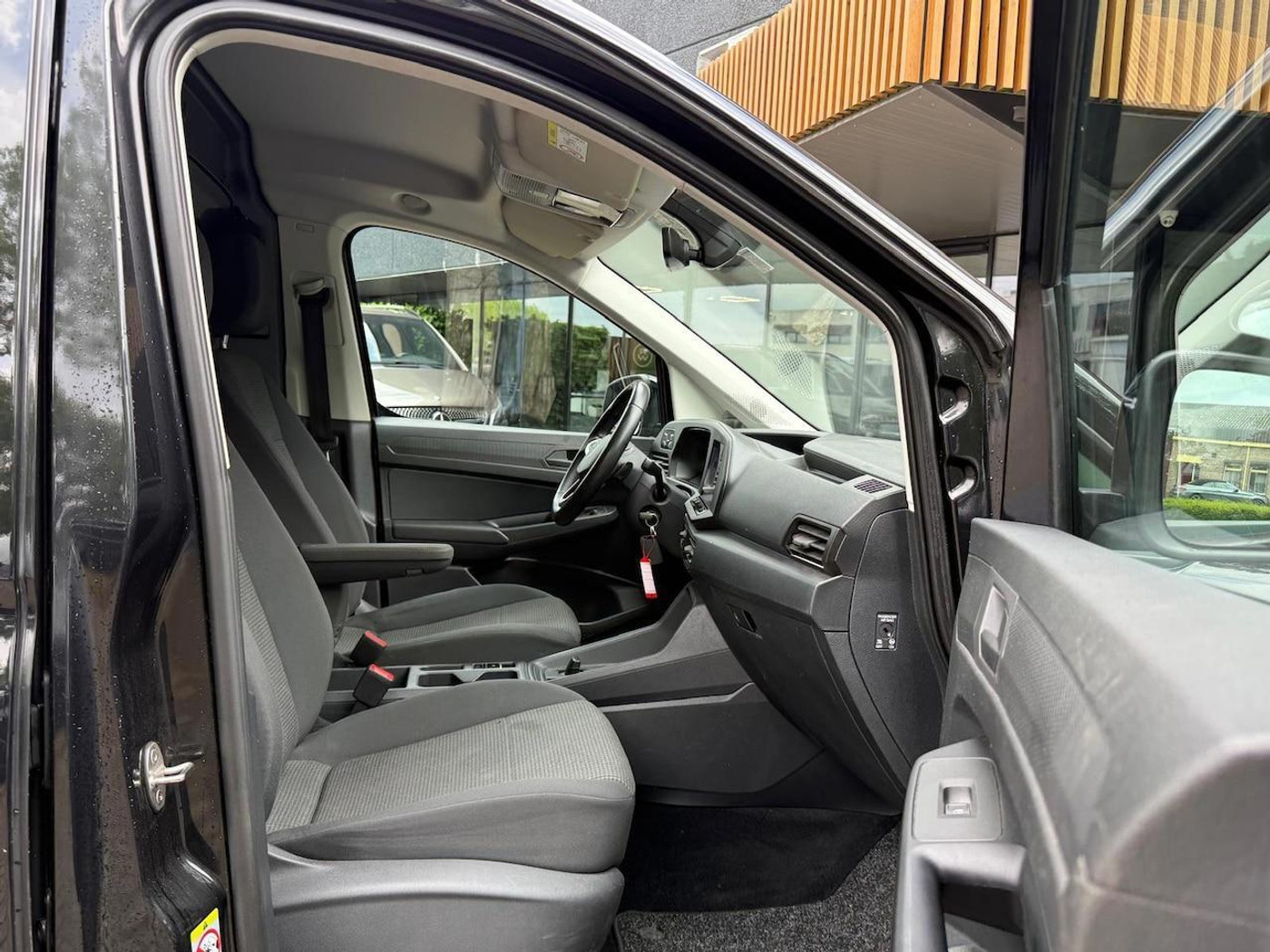 Foto van Volkswagen Caddy Modified Partition Wall