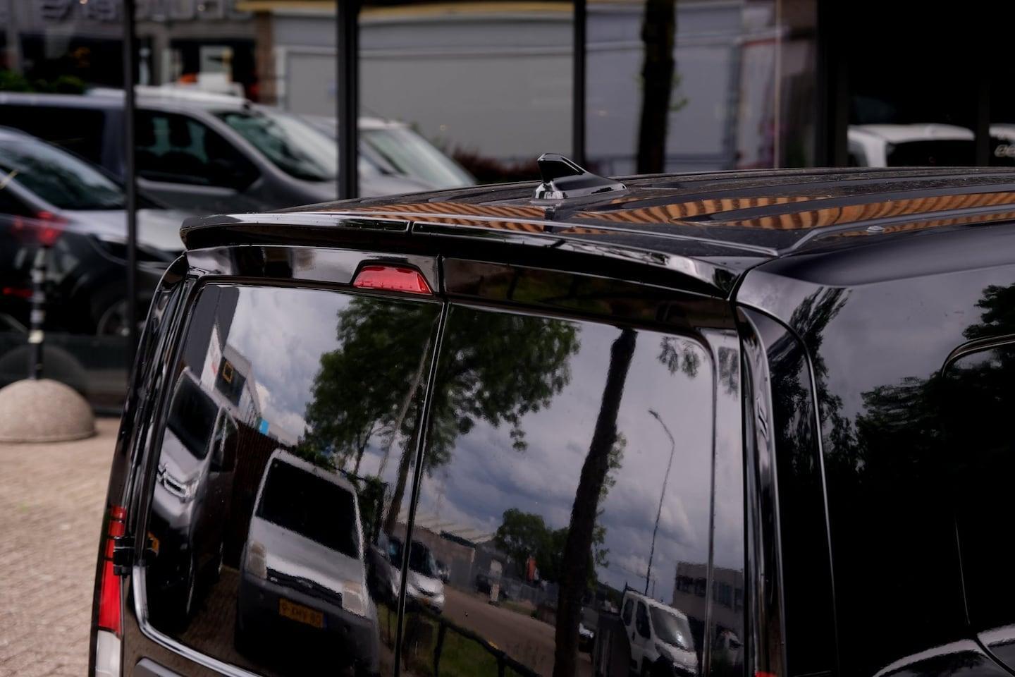 Foto van Volkswagen Caddy Modified Partition Wall