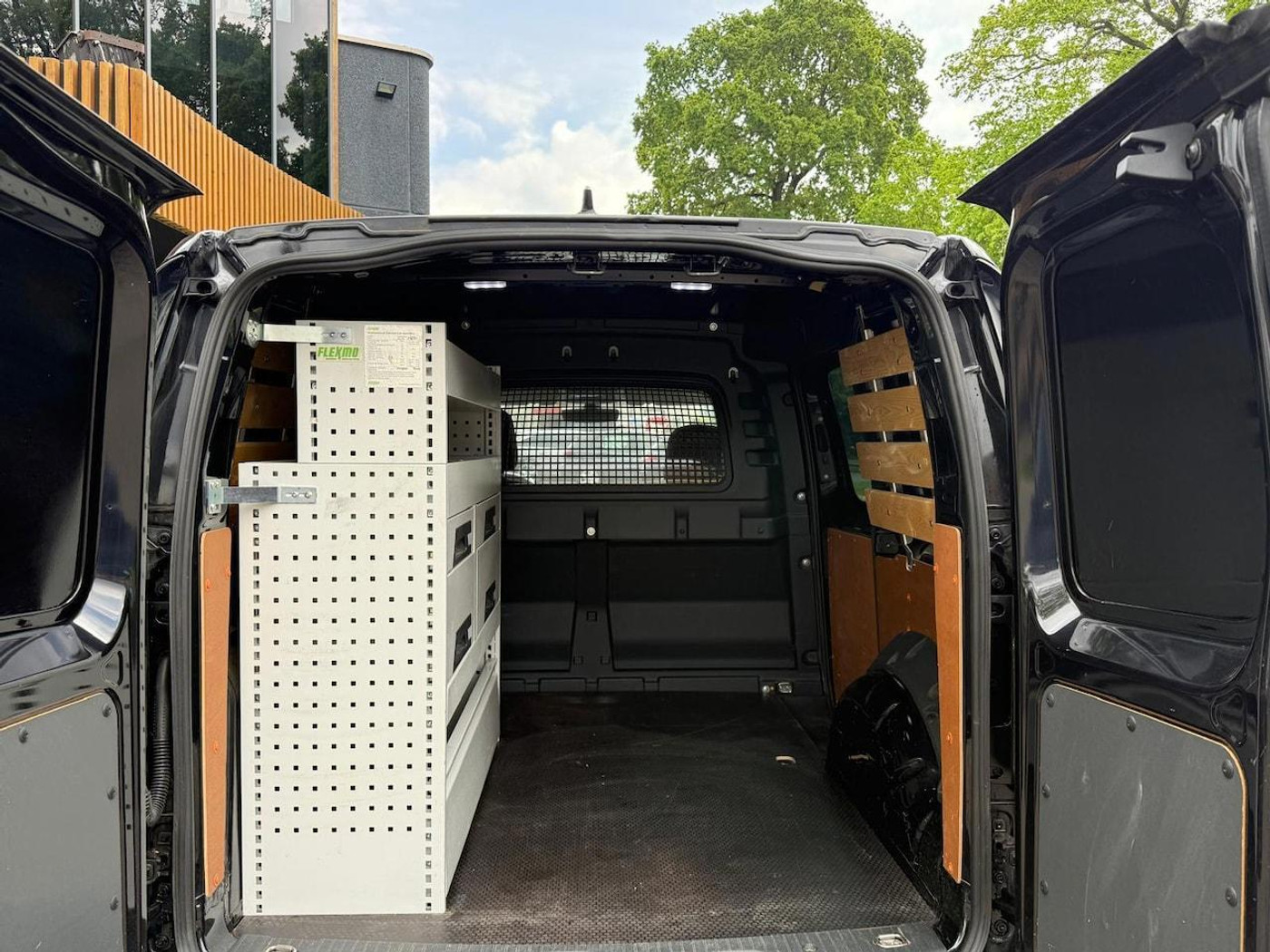 Foto van Volkswagen Caddy Modified Partition Wall