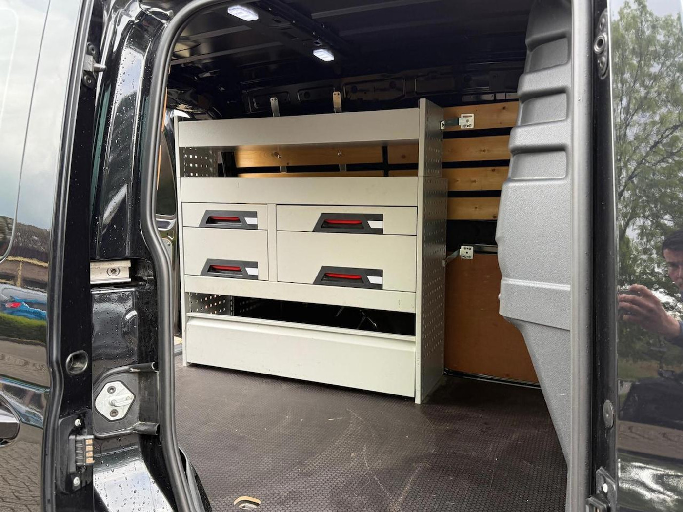 Foto van Volkswagen Caddy Modified Partition Wall