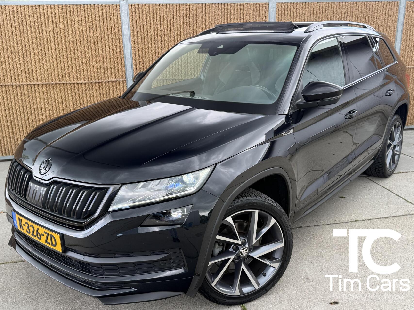 Skoda Kodiaq 1.5 TSI Sportline Business Automaat | Panoramadak | Cruise control adaptief | Dode hoek detectie | Navigatiesysteem grootscherm | LED verlichting | Elektrische achterklep | Achteruitrijcamera | Parkeersensoren voor en achterzijde 2021 - voorkant