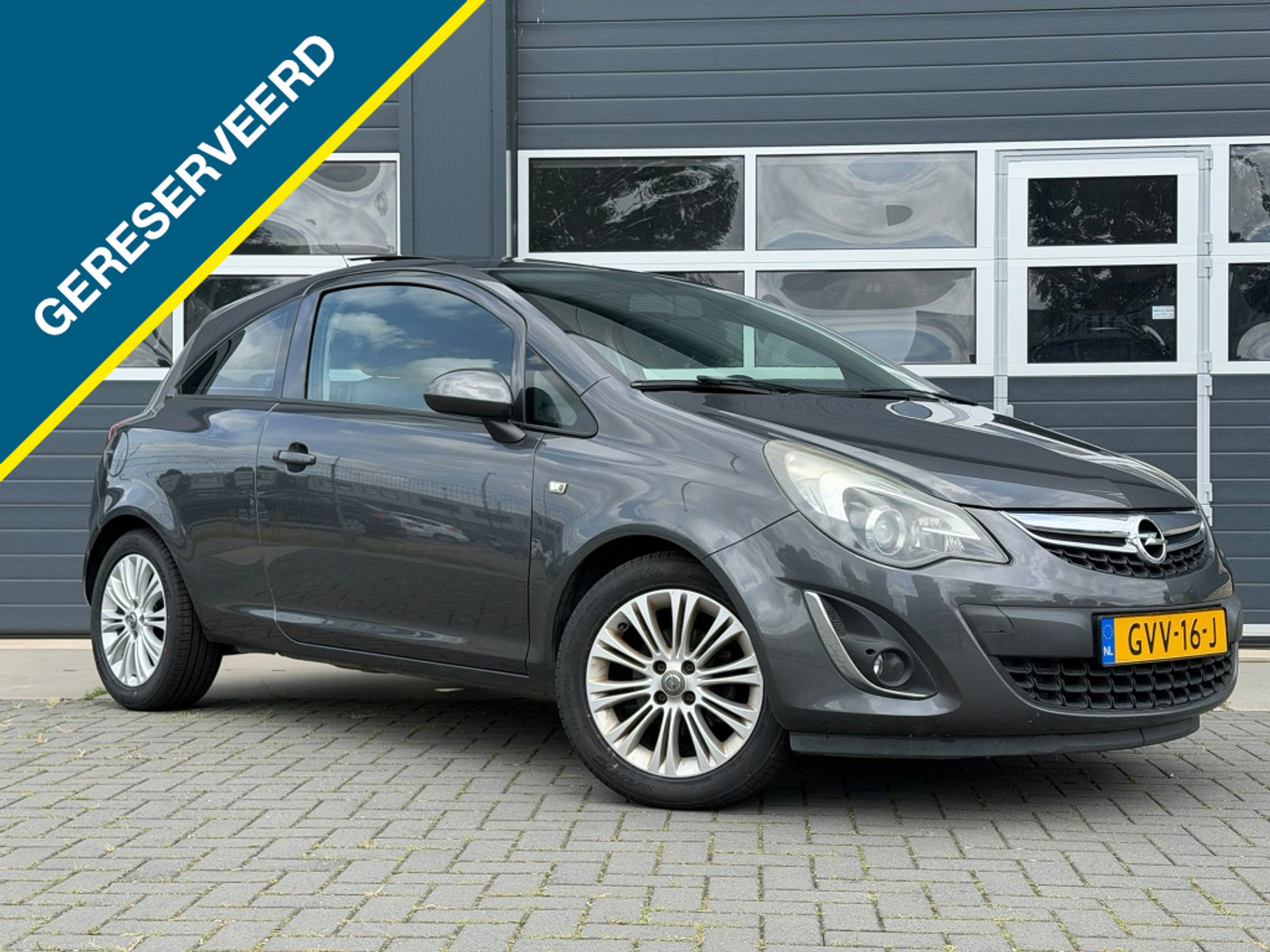 Opel Corsa 1.4-16V 2011 - voorkant