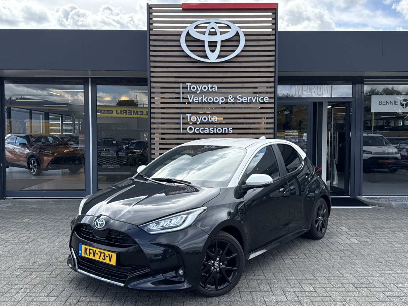Toyota Toyota Yaris 1.5 Hybrid Executive Bi-Tone | PDC V+A | HUD 2022 - voorkant