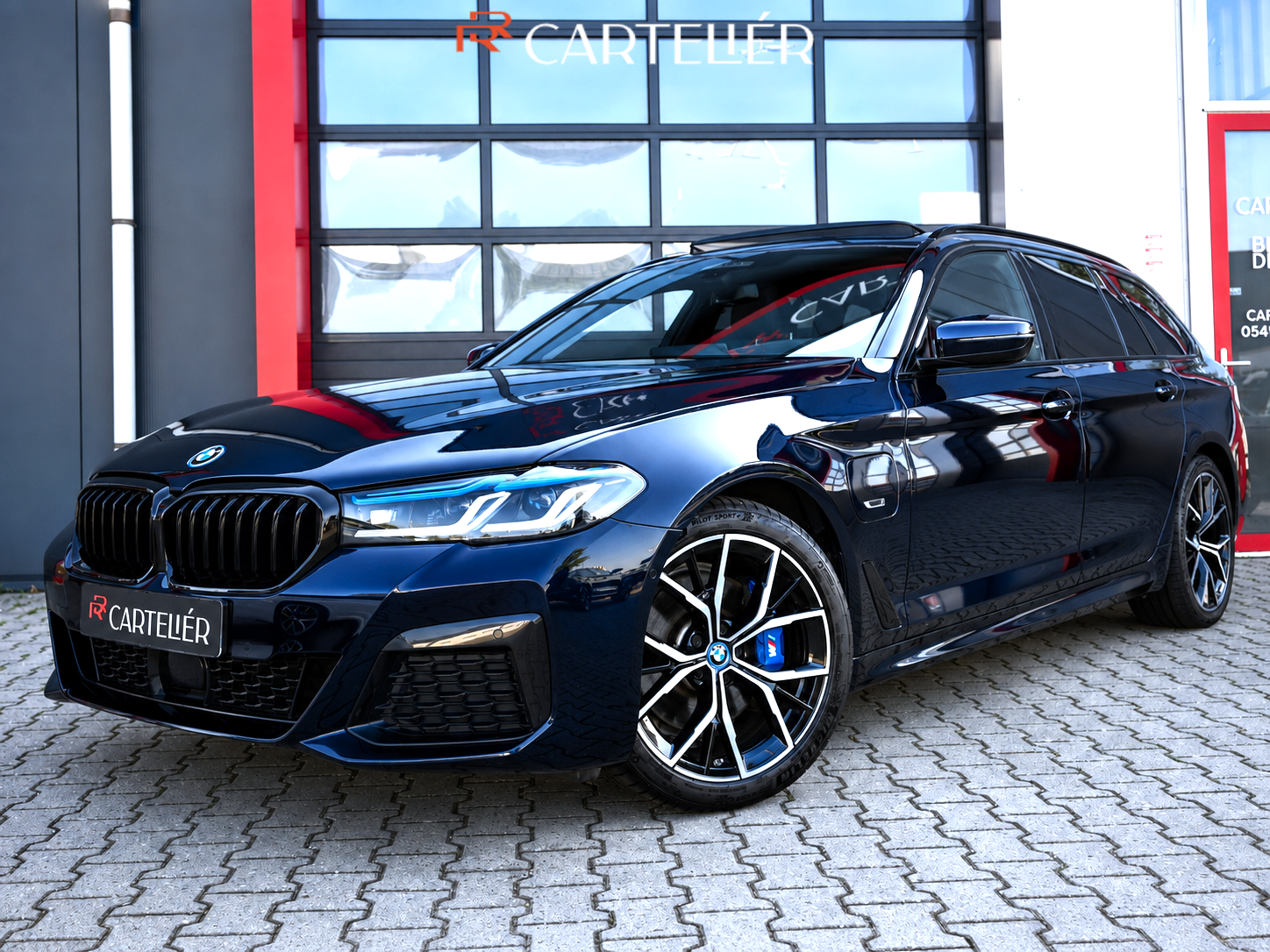 BMW 5-serie Touring 530e M-Sport High Executive | Pano | Luchtvering | Harmon Kardon | Camera | Laser Led | Head-Up | Leder | Carplay | Stoelverwarming | 19'' | ACC | Keyless | Ambient+ | Digital Dash | Automaat | Trekhaak | Electric Seats 2022 - voorkant