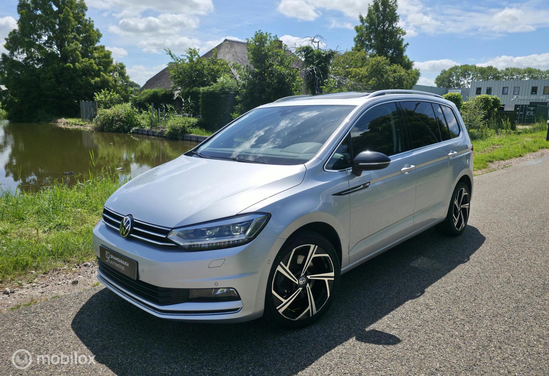 Volkswagen Touran 1.5 TSI R-Line / 5pers. / Pano / El. Trekh 2020 - voorkant