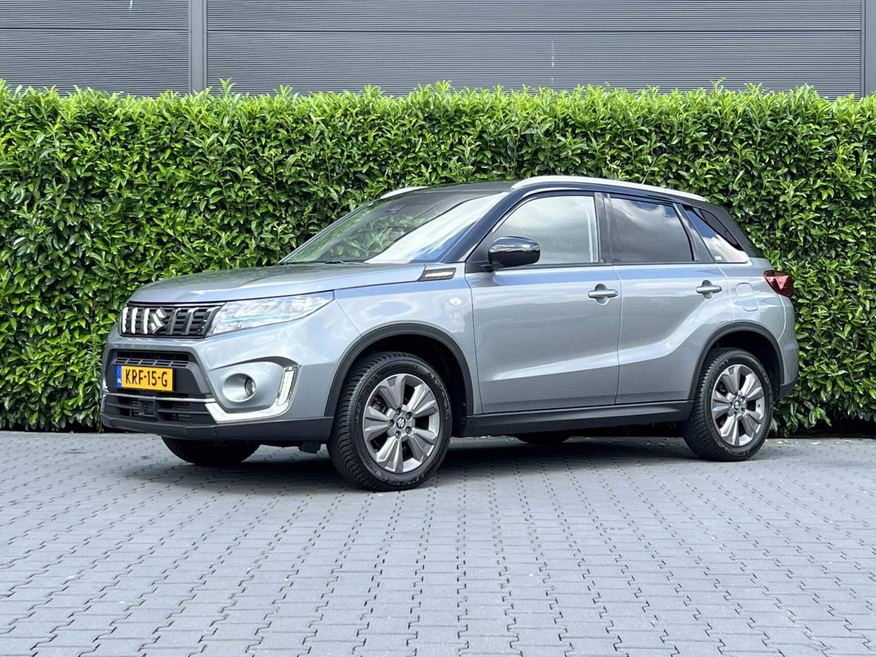 Suzuki Vitara 1.4 Boosterjet Comfort Smart Hybrid, TWO-TONE, NAVIGATIE, CRUISE CONTROL, CAMERA, KEYLESS, DAB, LED, CLIMATE CONTROL, STOELVERWARMING, LICHTMETAAL 17" 2021 - voorkant