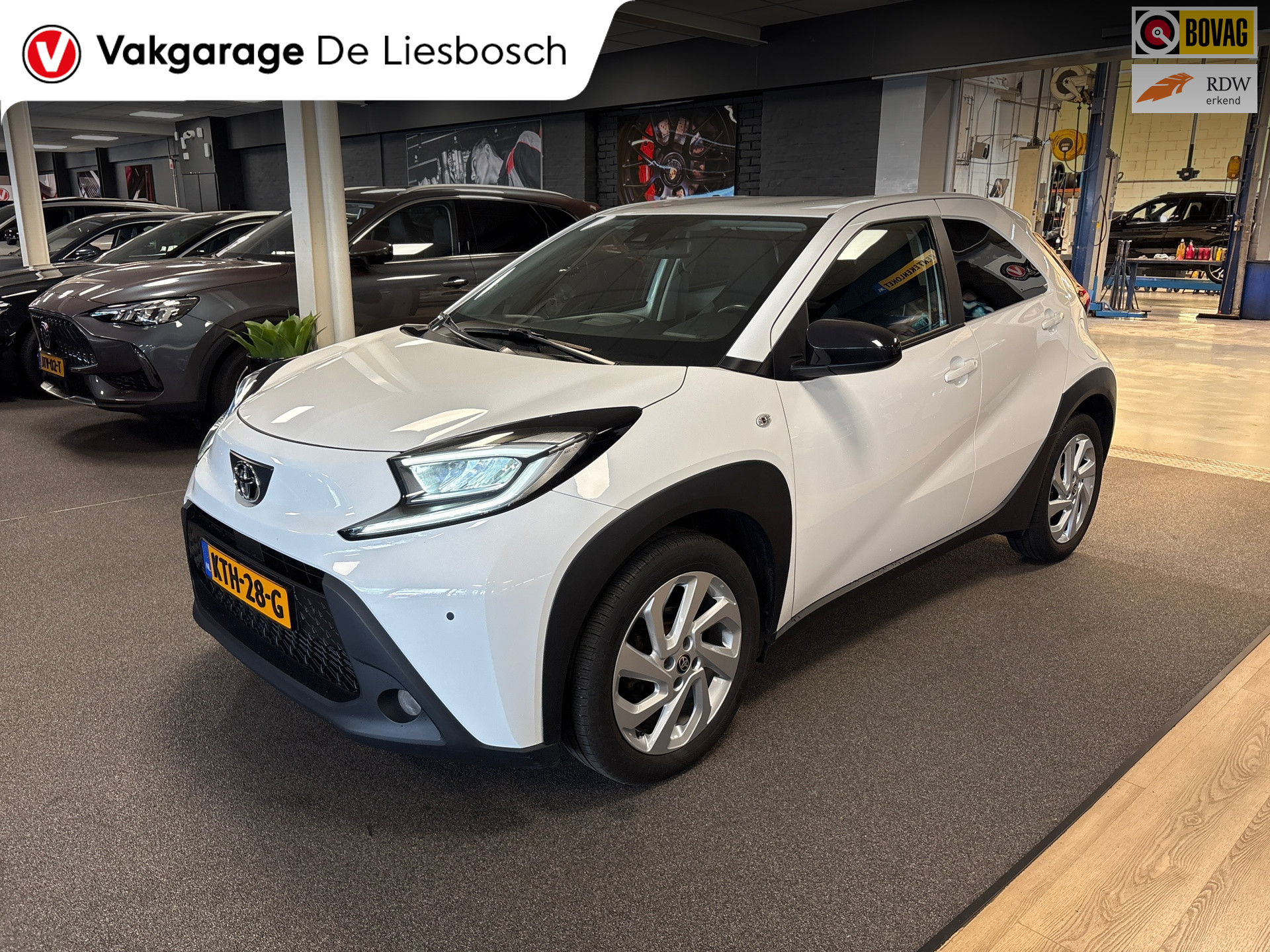 Toyota Toyota Aygo X 1.0 VVT-i MT Play /clima/stoelverw / camera/cruisec /pdc/apple/boeken 2022 - voorkant