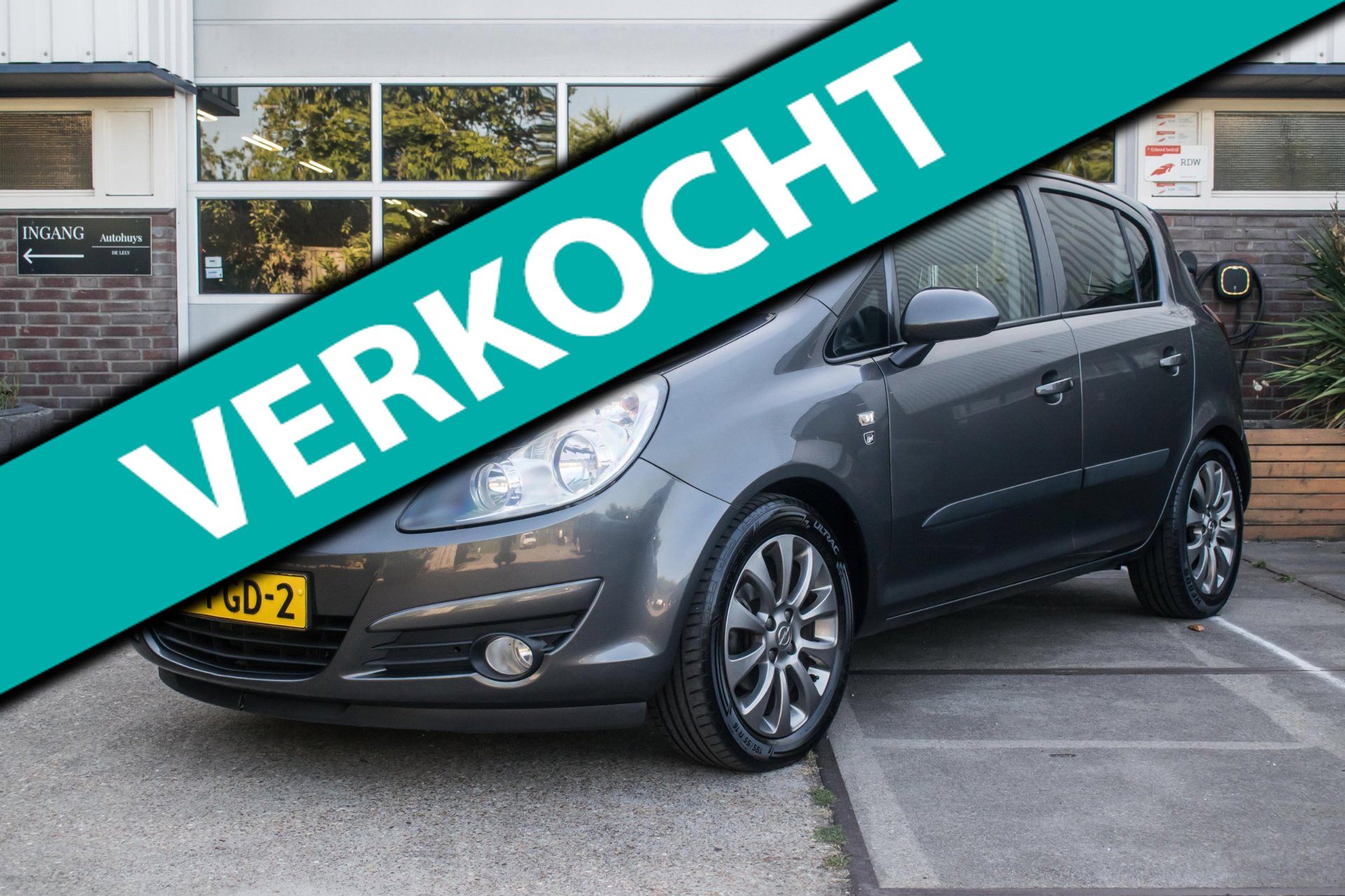 Opel Corsa 1.4-16V '111' Edition 101PK NL-auto [ Airco Trekhaak Cruise Control Lichtmetalen Velgen Volledige Historie Aanwezig ] 2011 - voorkant