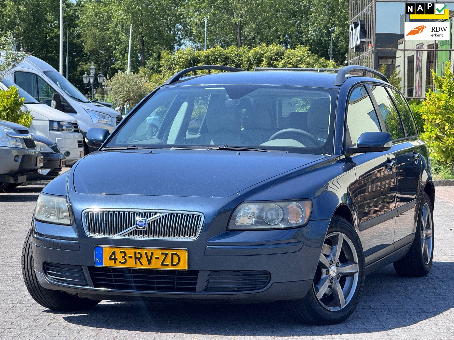 Volvo V50 2.4 Kinetic | Automaat | Parkeersensoren | Airco | Trekhaak | Elektrische ramen en spiegels | 2 Sleutels 2005 - voorkant