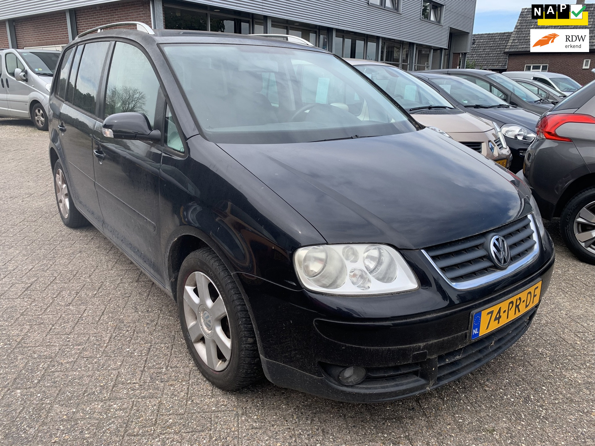 Volkswagen Touran 1.6-16V FSI Highline 2004 € 650.- GEEN APK, EXPORT 2004 - voorkant