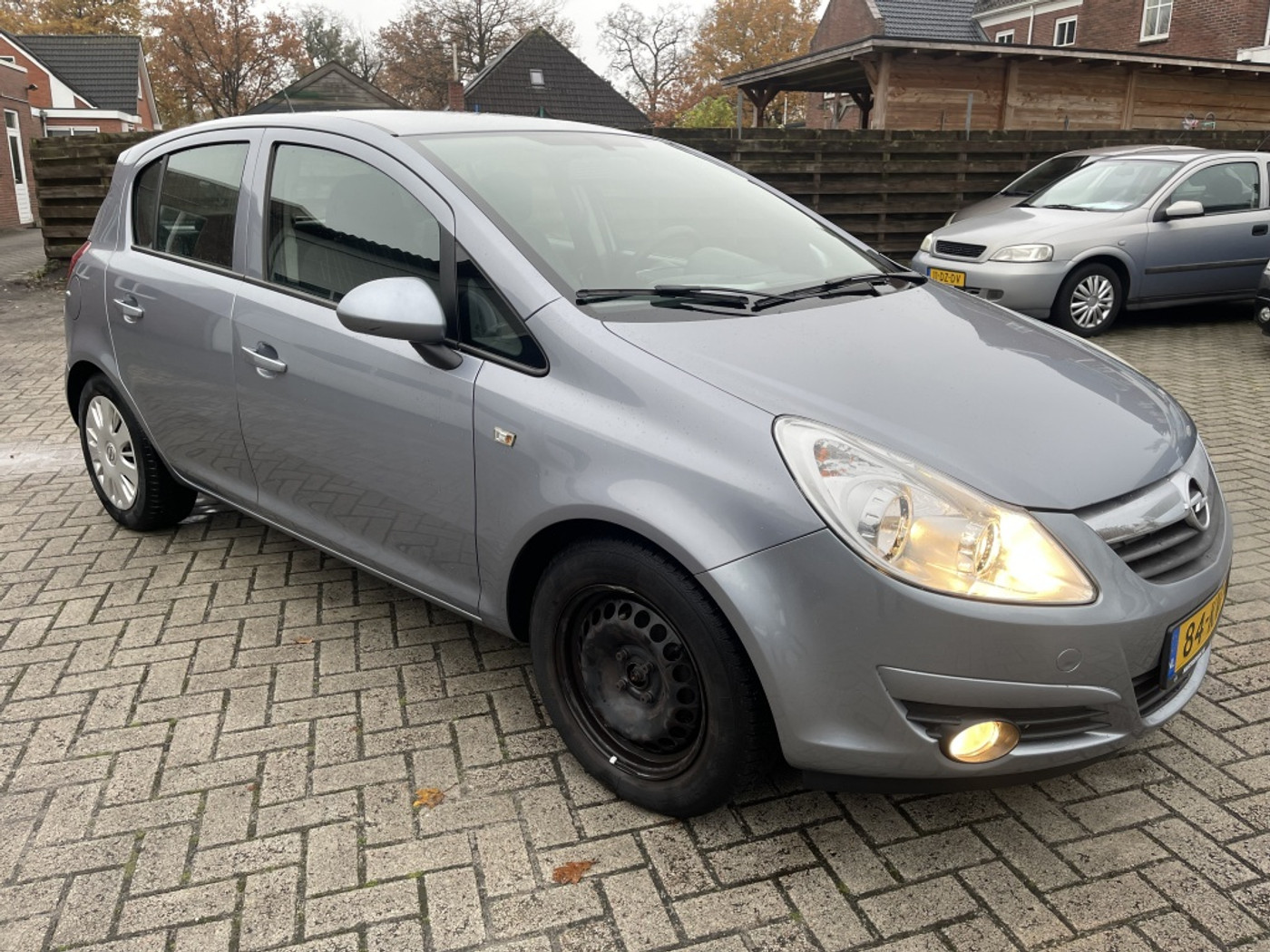 Opel Corsa 1.4     16v  Airco Cruise control APK: Nieuw bij aflevering 2010 - voorkant