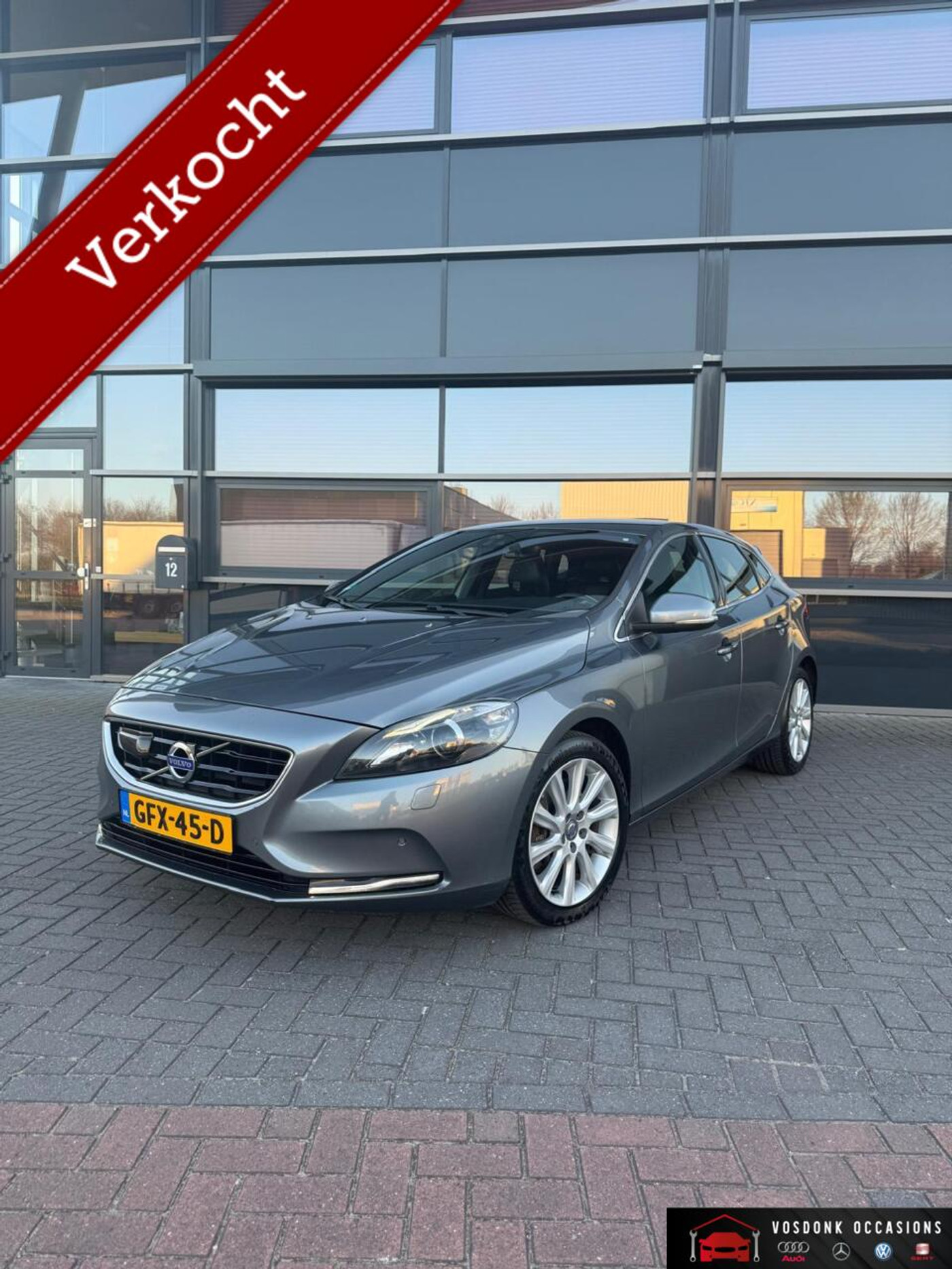Volvo V40 2.0 D4 Inscription/automaat/volleder/dodehoek/memory/ topstaat! 2016 - voorkant