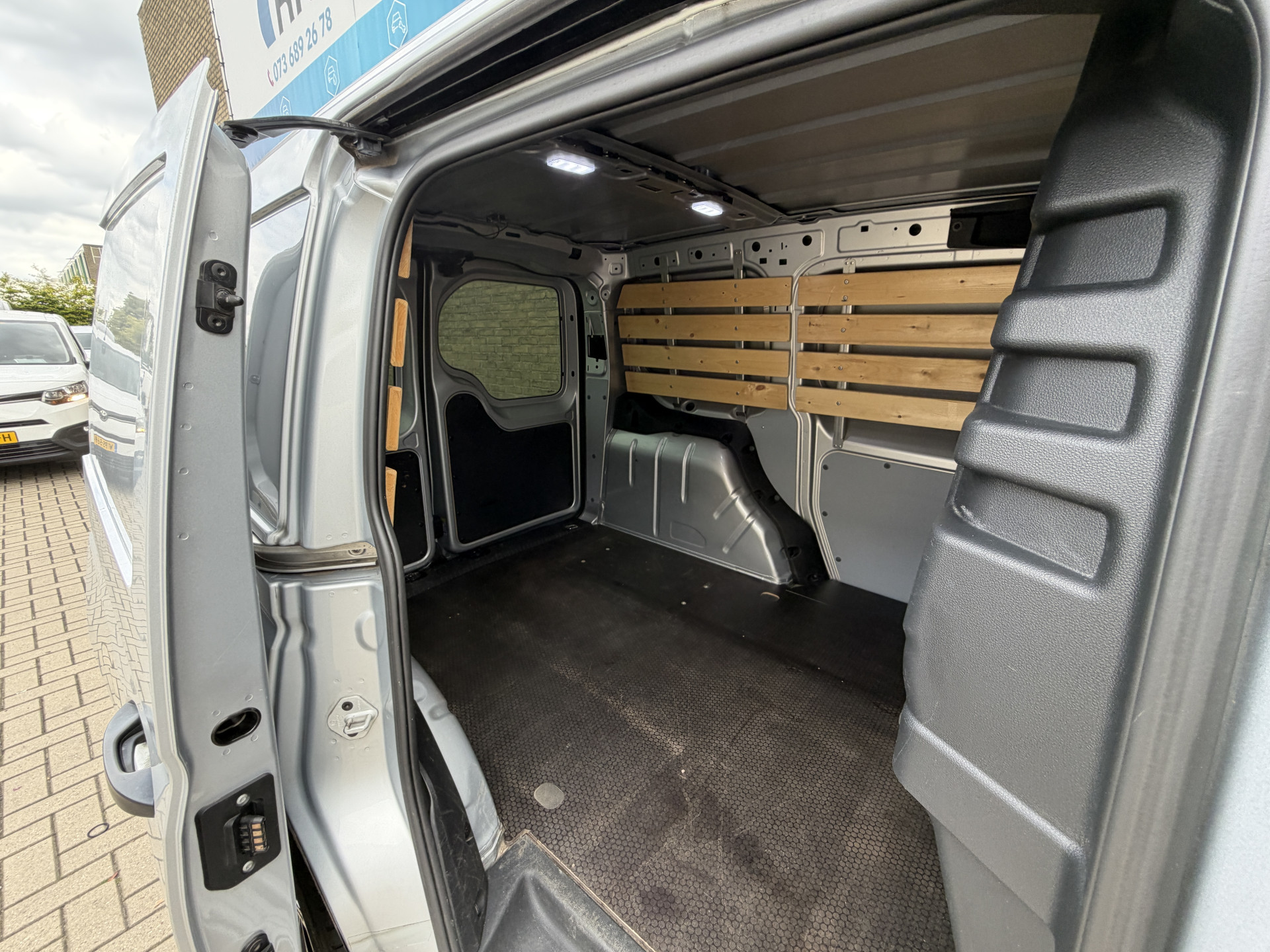 Foto van Volkswagen Caddy Modified Partition Wall