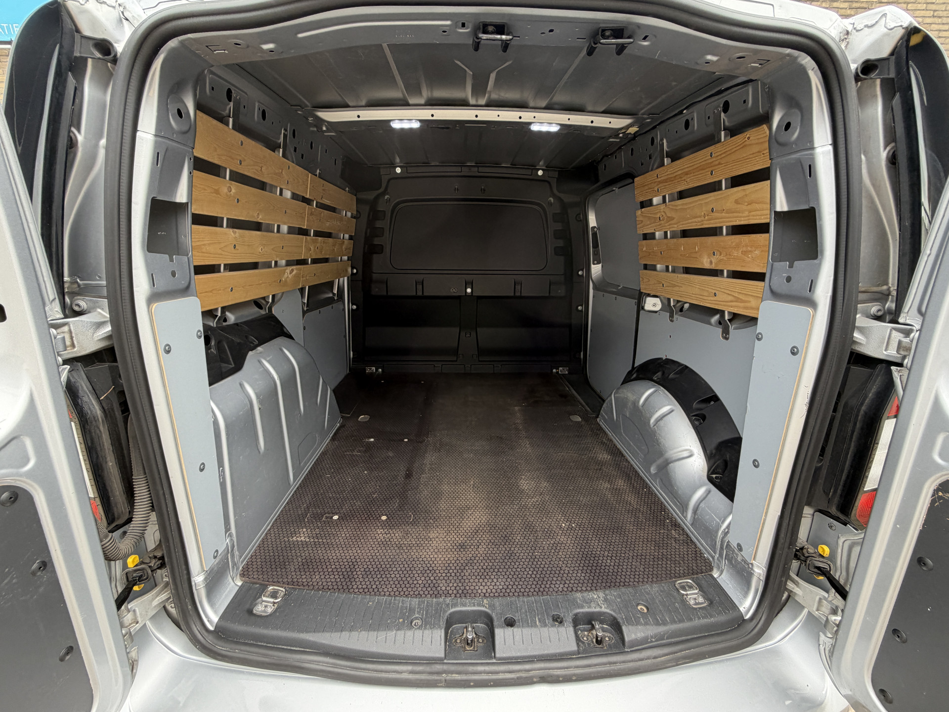 Foto van Volkswagen Caddy Modified Partition Wall