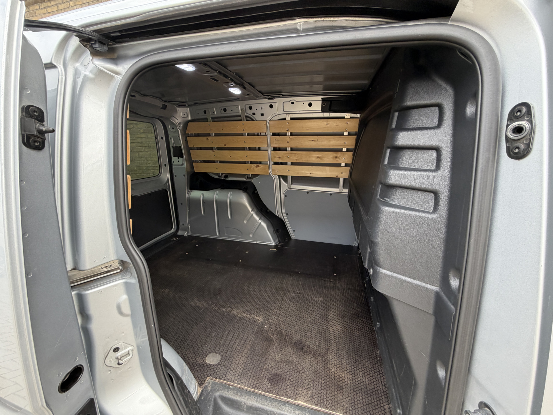 Foto van Volkswagen Caddy Modified Partition Wall