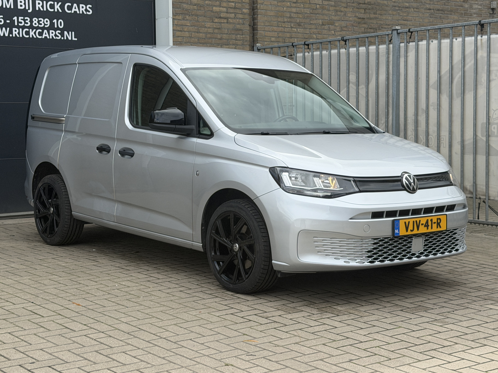Foto van Volkswagen Caddy Modified Partition Wall