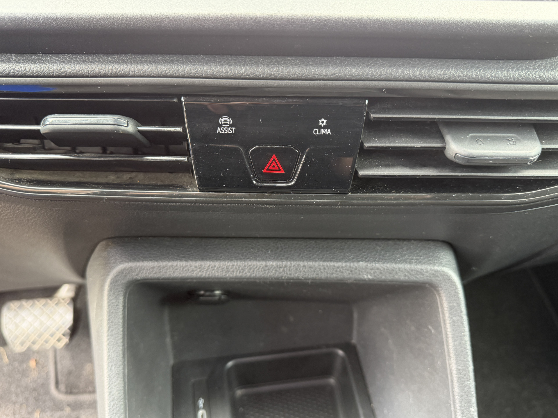 Foto van Volkswagen Caddy Modified Partition Wall