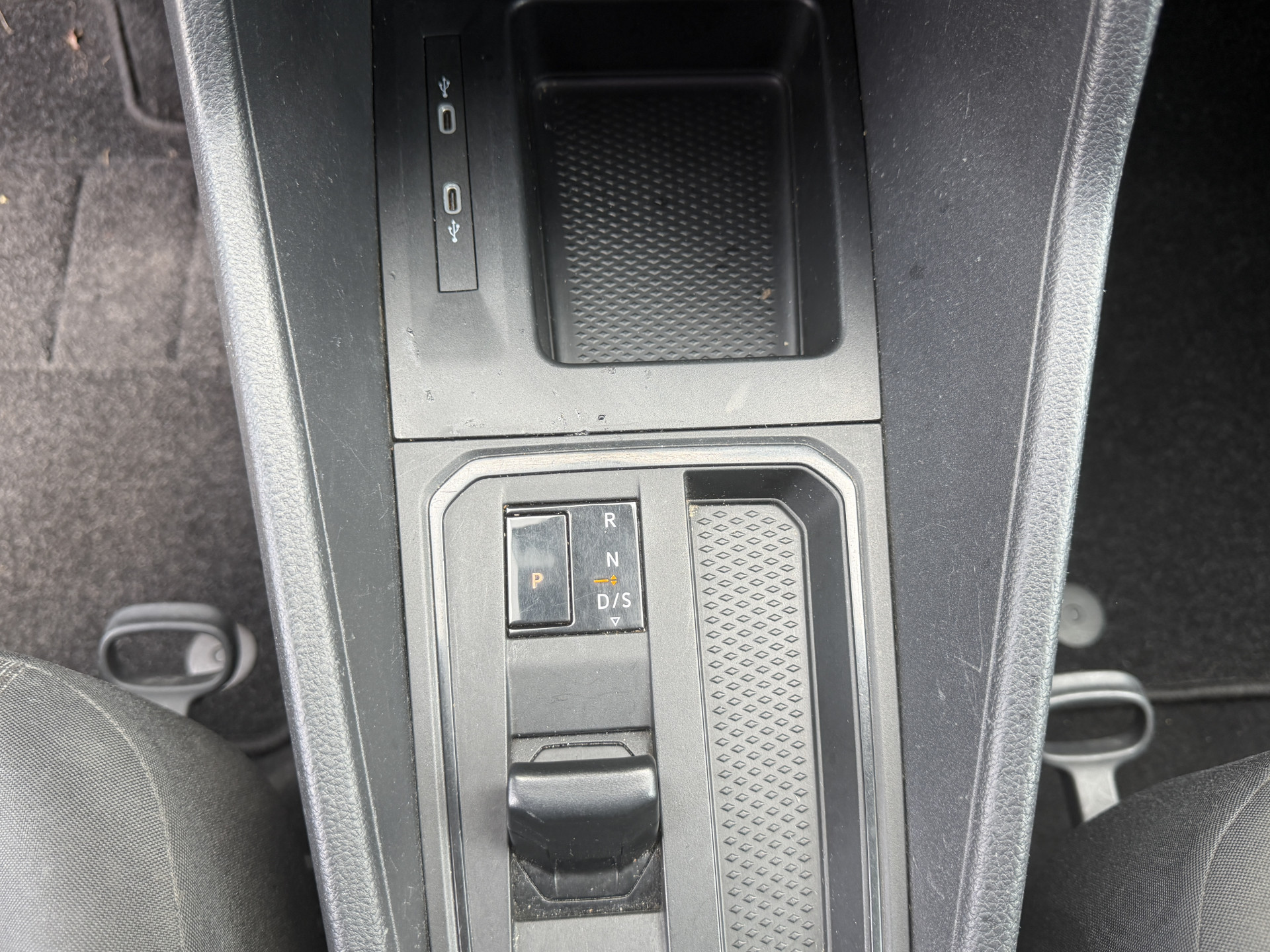Foto van Volkswagen Caddy Modified Partition Wall