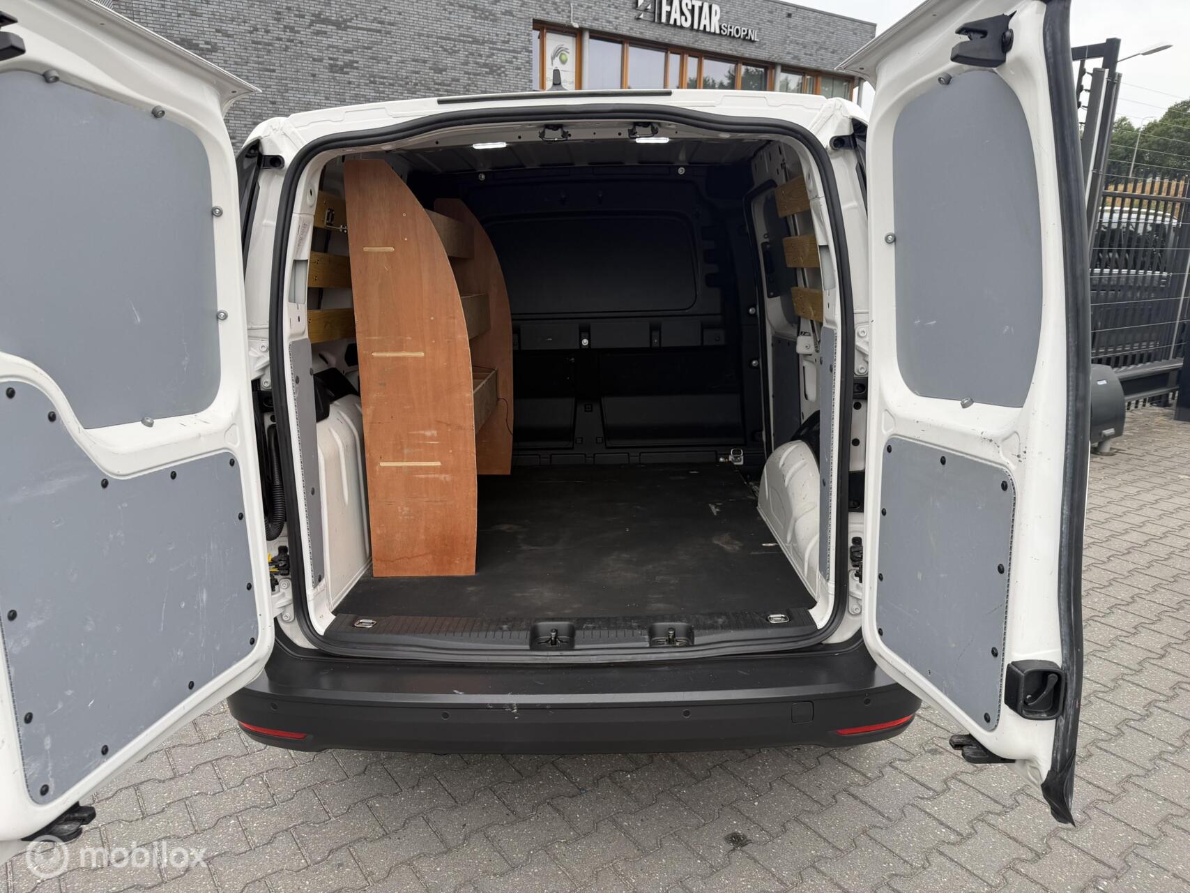 Foto van Volkswagen Caddy Modified Partition Wall