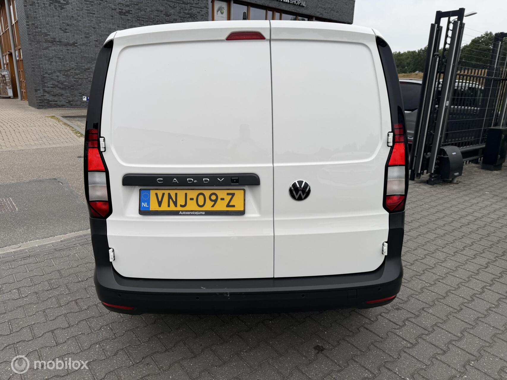 Foto van Volkswagen Caddy Modified Partition Wall