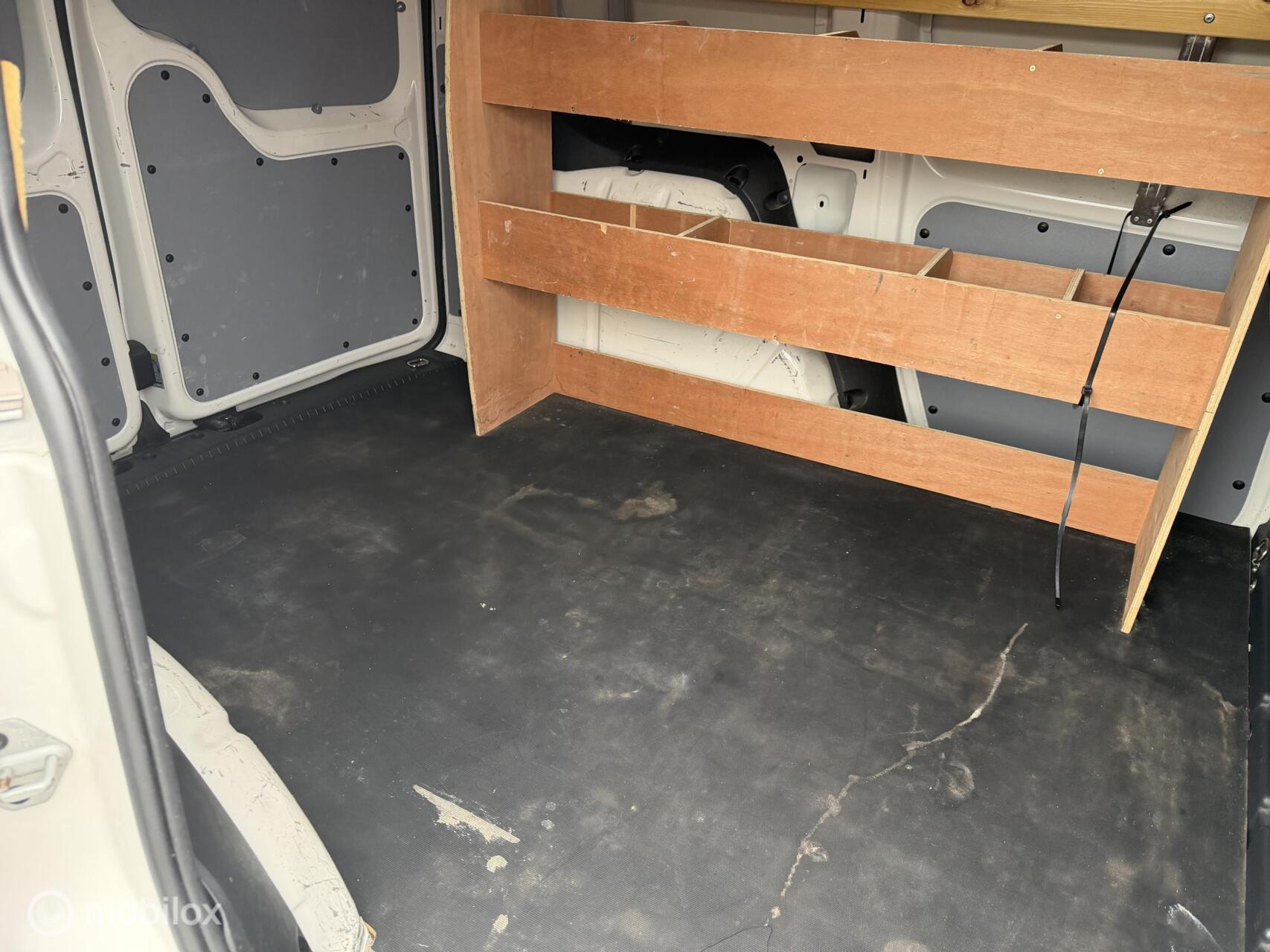 Foto van Volkswagen Caddy Modified Partition Wall