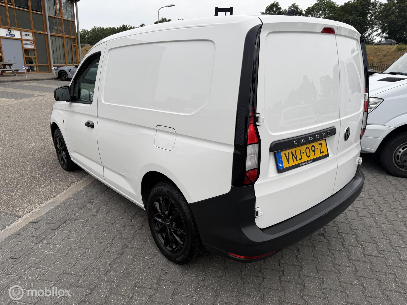 Foto van Volkswagen Caddy Modified Partition Wall