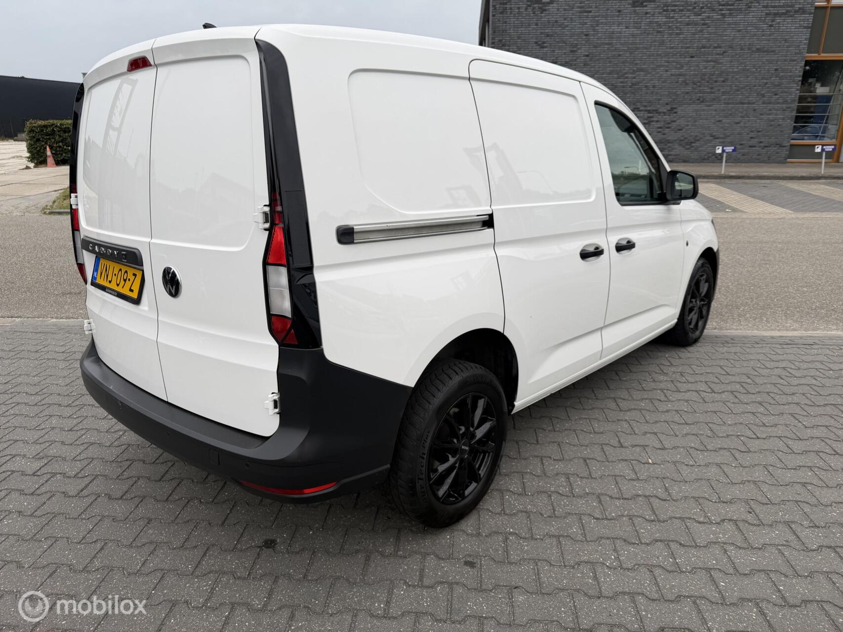Foto van Volkswagen Caddy Modified Partition Wall