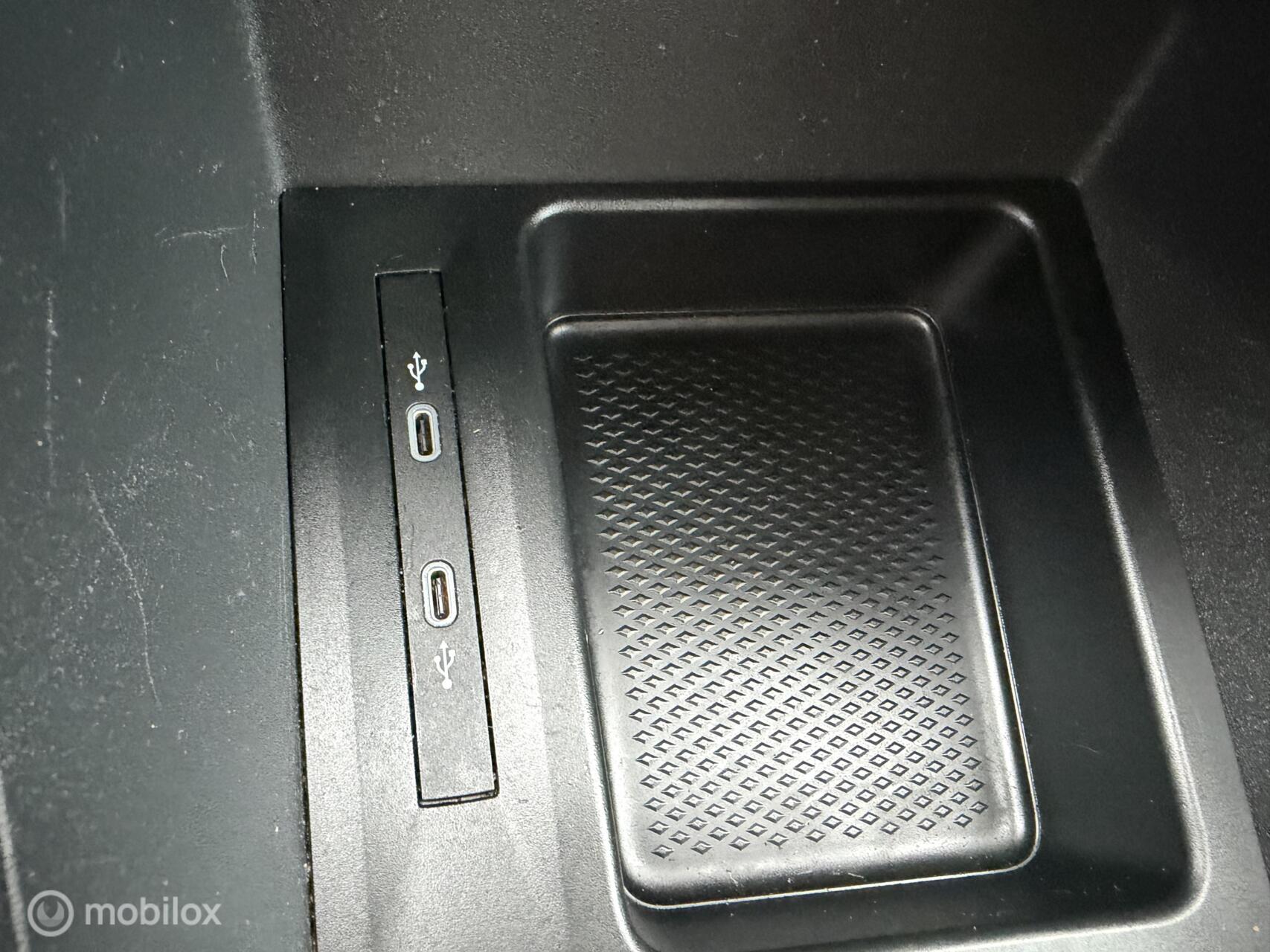 Foto van Volkswagen Caddy Modified Partition Wall