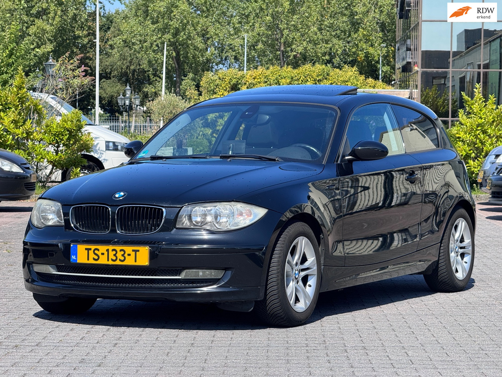BMW 1er Reihe 116i Pano 16 inch Carplay Cruise Pdc 2009 - voorkant