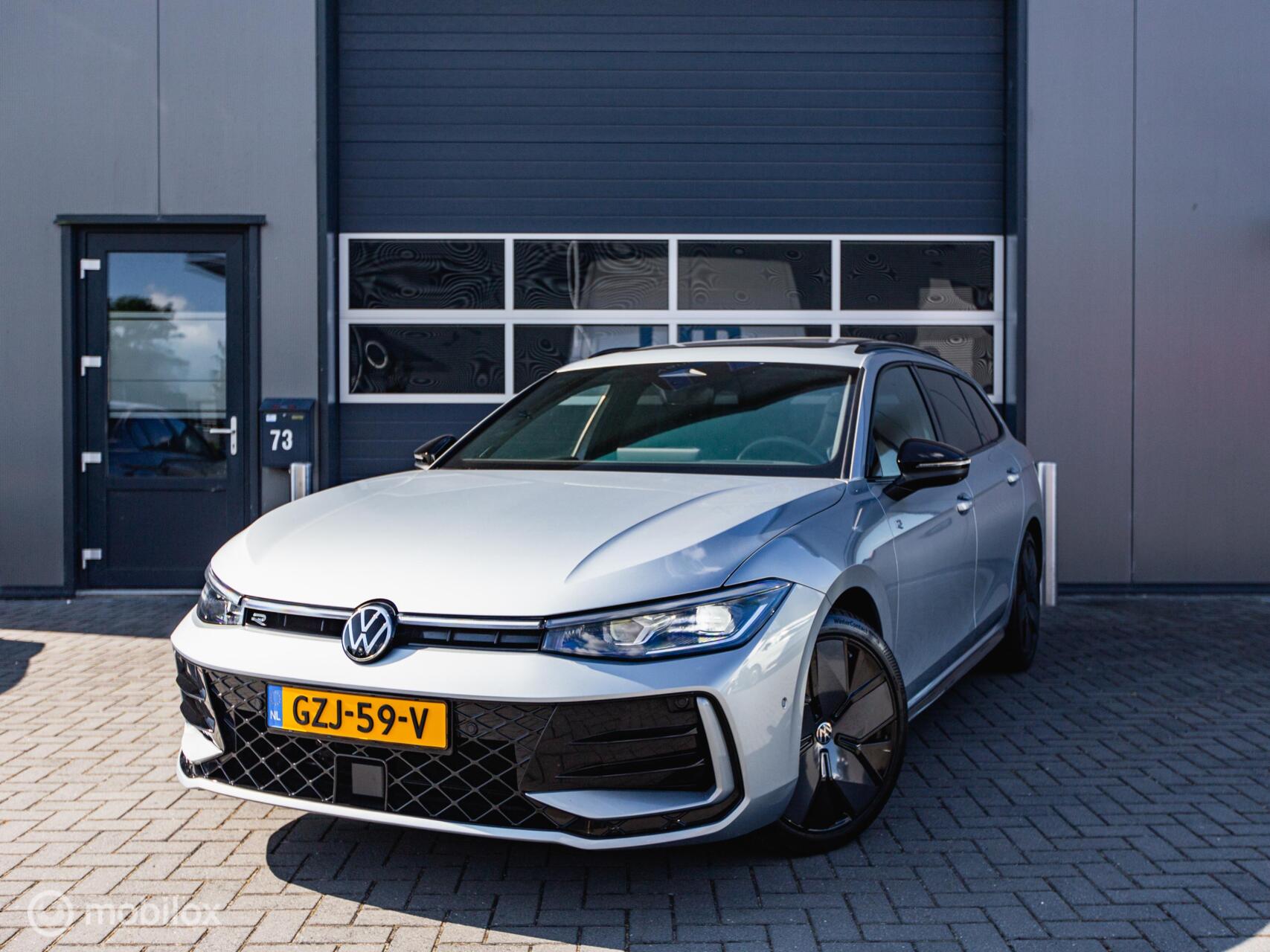 Volkswagen Passat 1.5 eTSI R-Line Massage|PANO|Trekh 2024 - voorkant