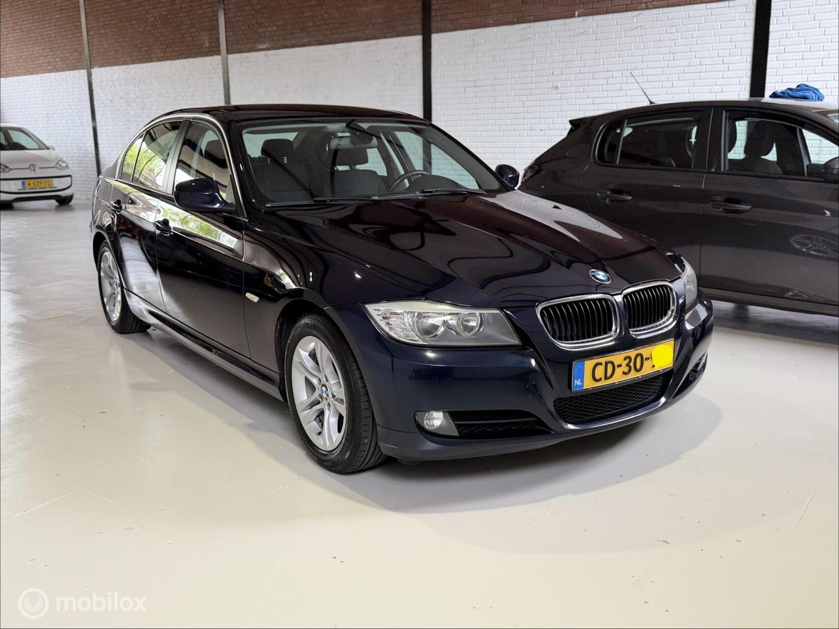 BMW 3er Reihe 318i 2010 - voorkant