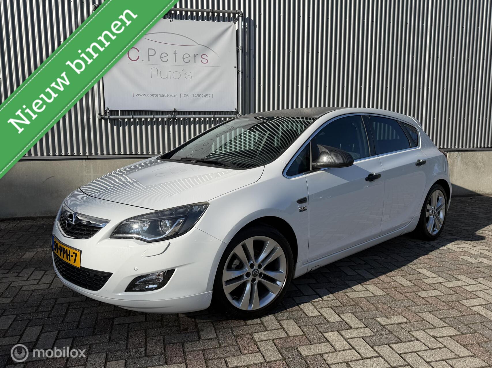 Opel Astra 1.4 Turbo 140pk Sport 2011 / Camera / groot Navigatie / Trekhaak / Xenon / NAP 2011 - voorkant