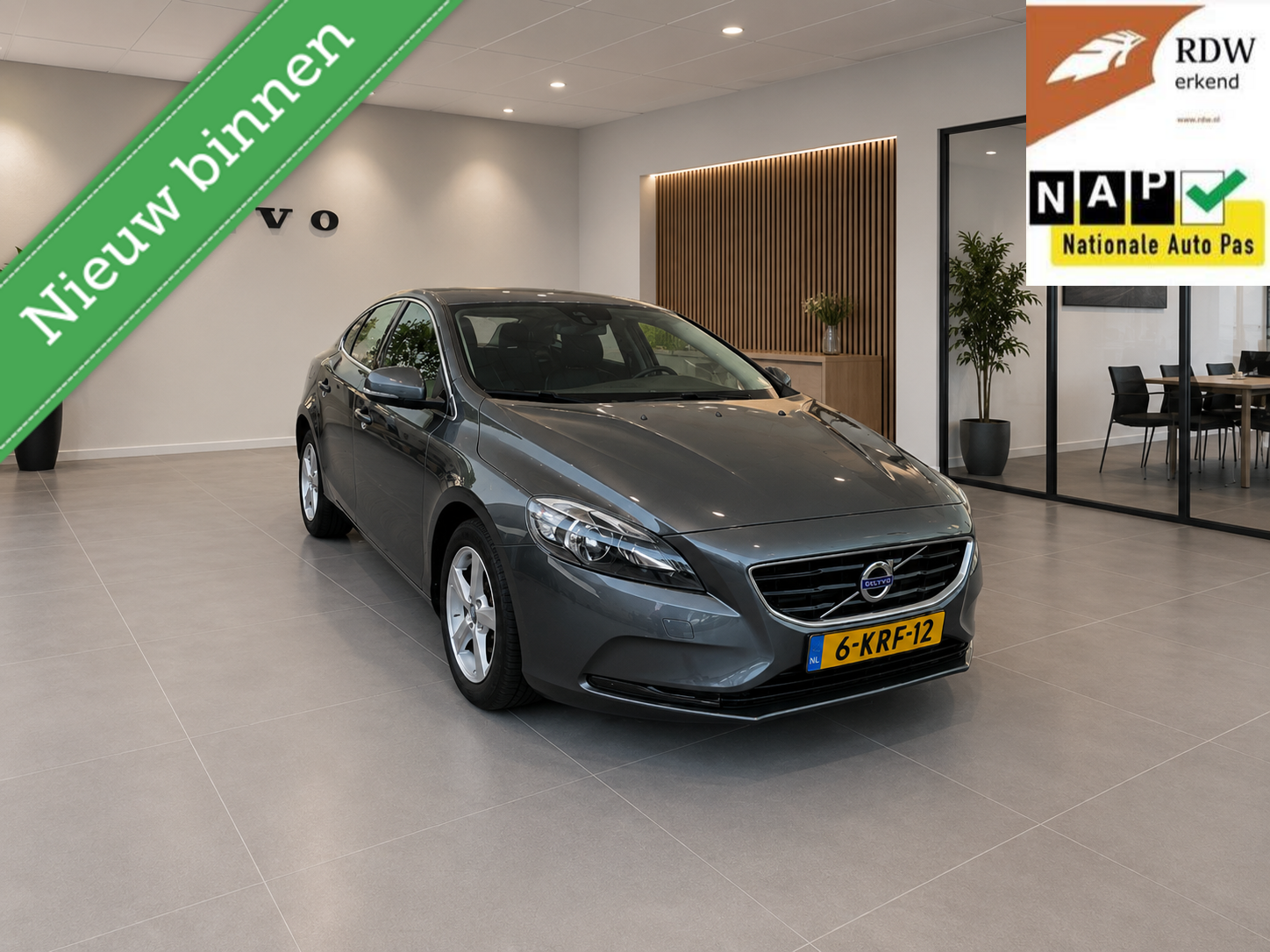 Volvo V40 1.6 T3 Momentum 2013 95dkm(NAP) Airco/CAM/DB VV/PDC 2013 - voorkant