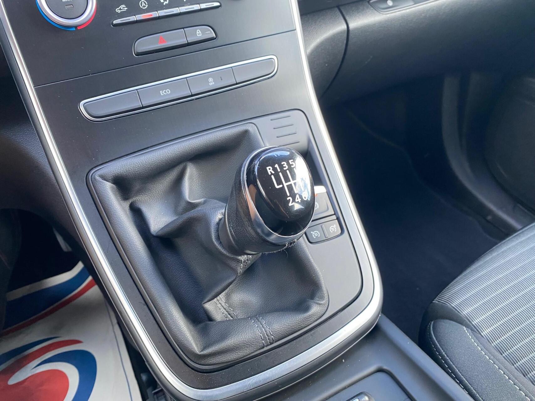 Foto van Renault Scenic Hybrid Assist