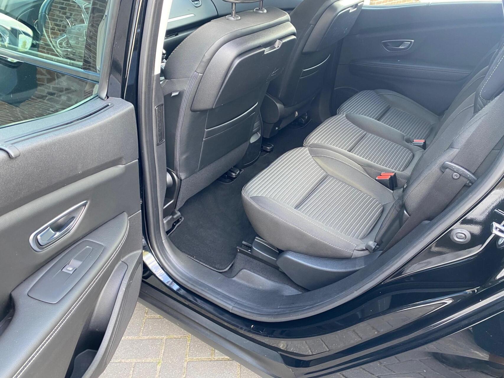 Foto van Renault Scenic Hybrid Assist