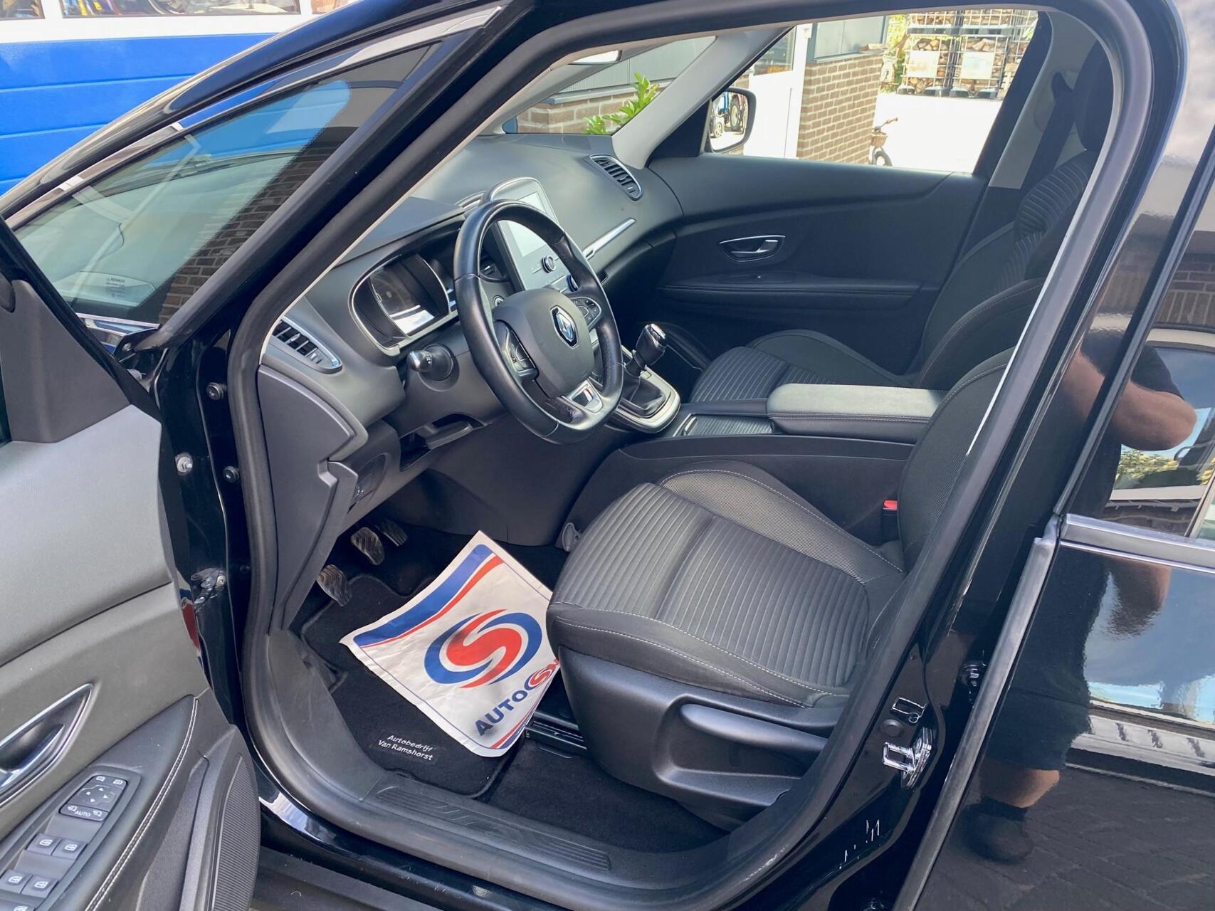 Foto van Renault Scenic Hybrid Assist