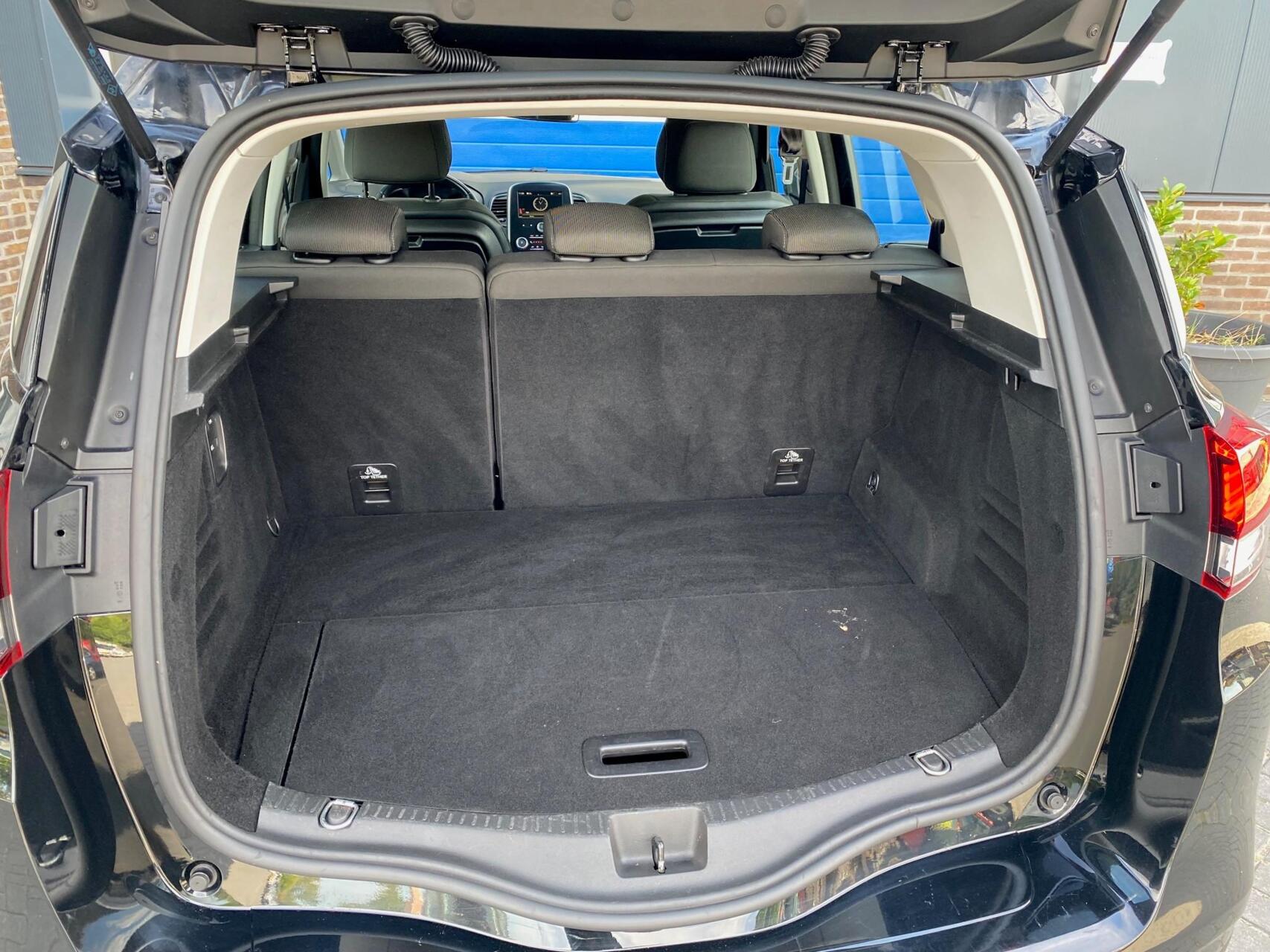 Foto van Renault Scenic Hybrid Assist