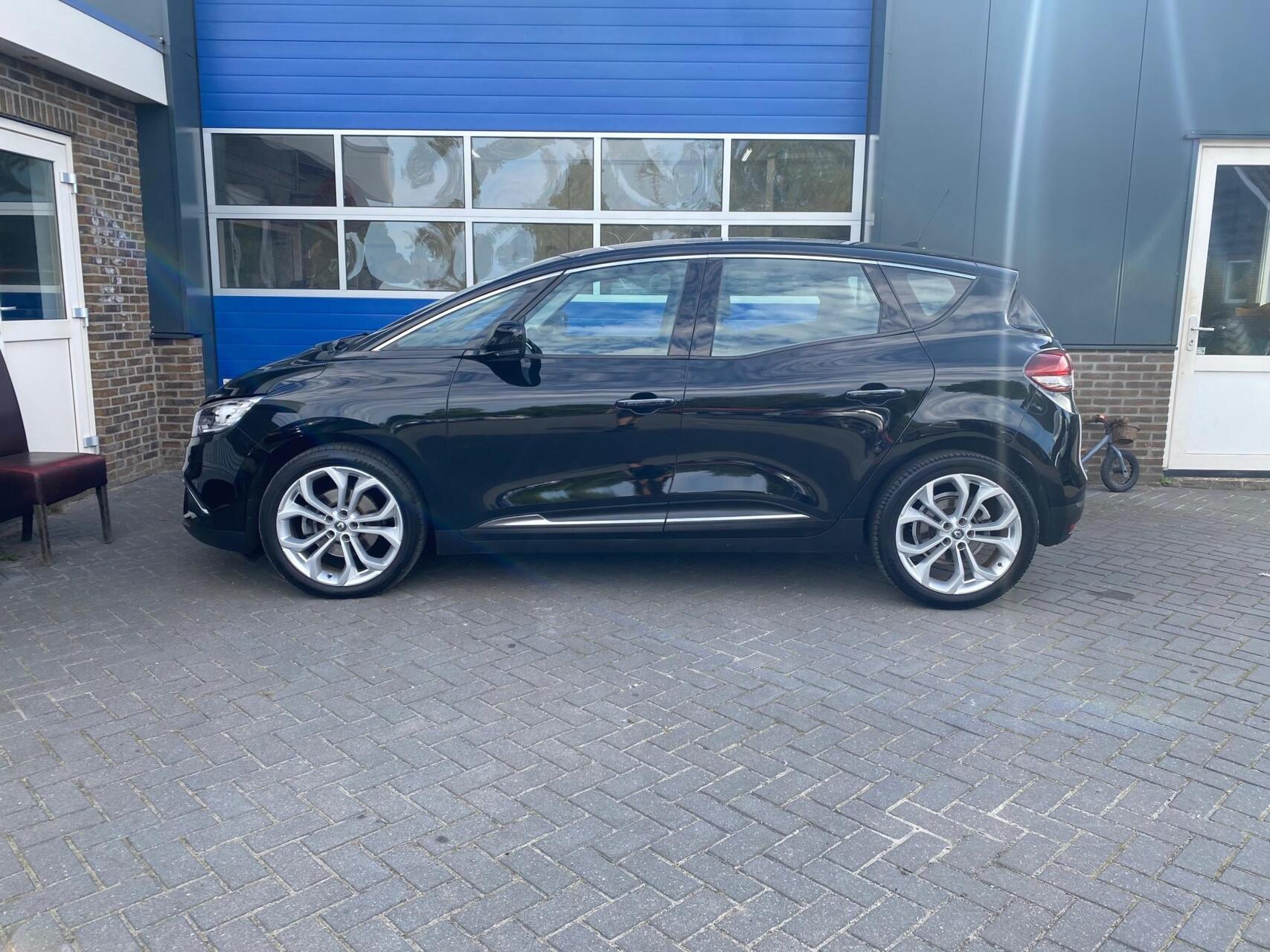 Foto van Renault Scenic Hybrid Assist