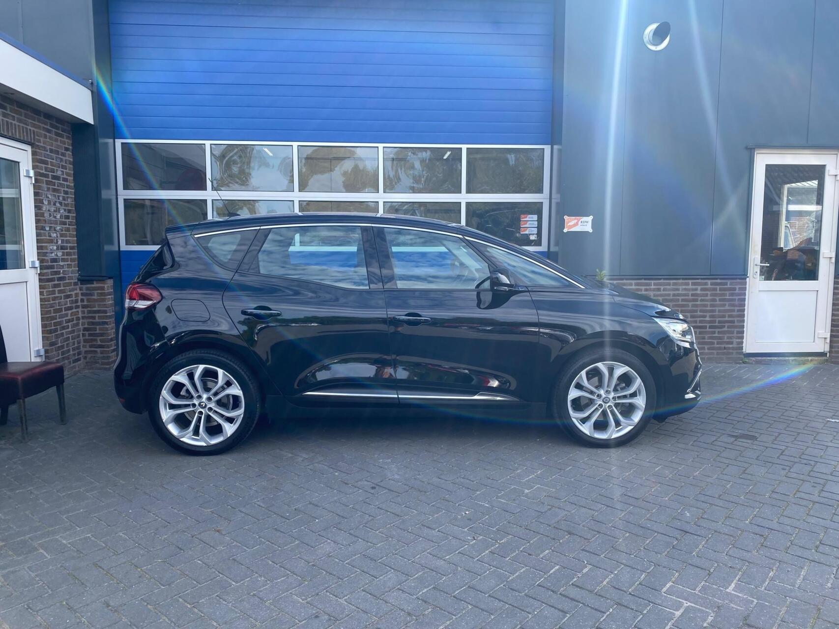 Foto van Renault Scenic Hybrid Assist