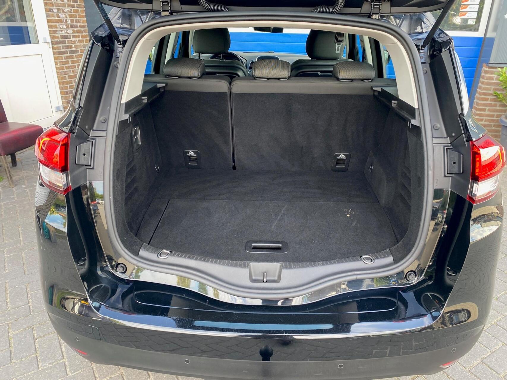Foto van Renault Scenic Hybrid Assist