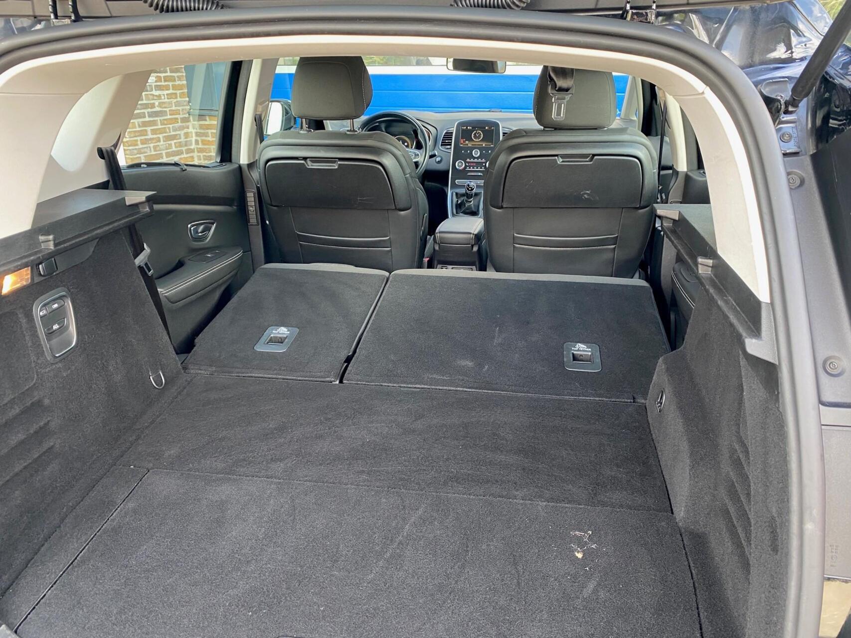 Foto van Renault Scenic Hybrid Assist
