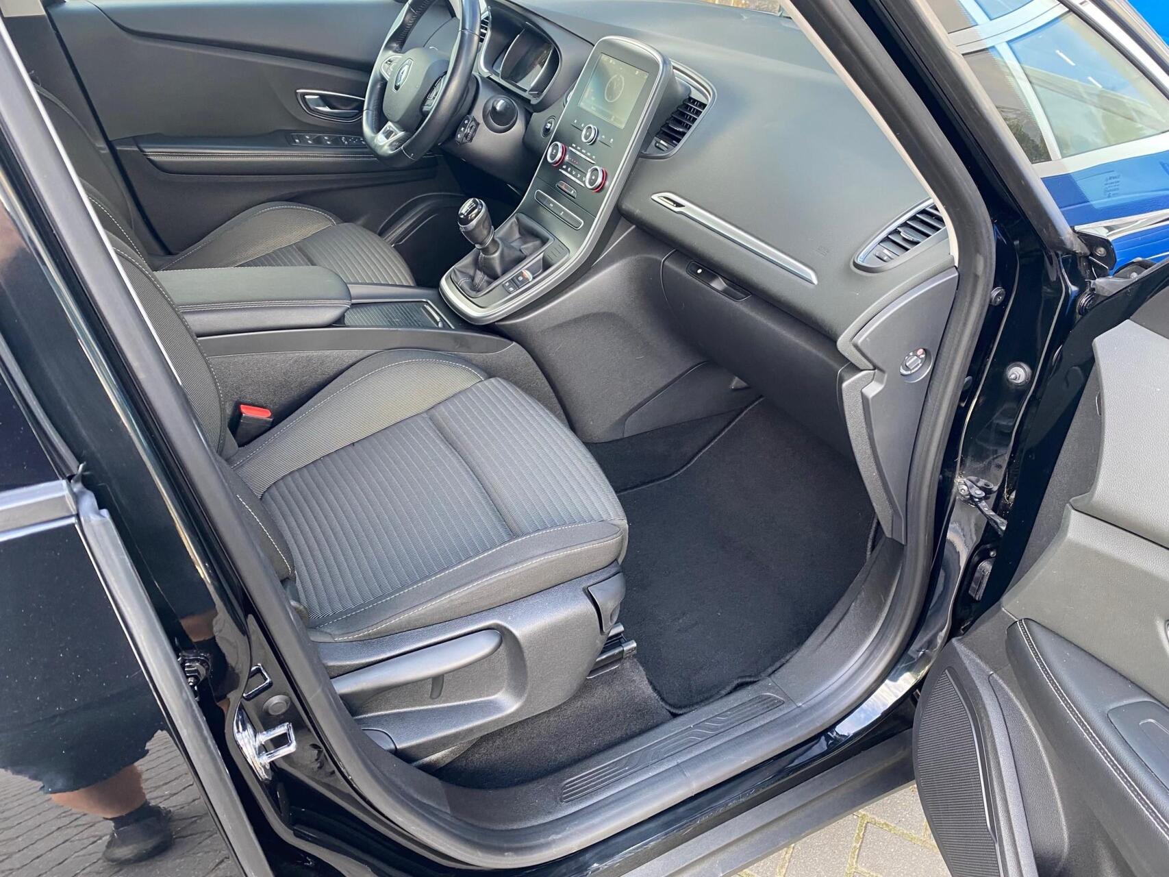 Foto van Renault Scenic Hybrid Assist
