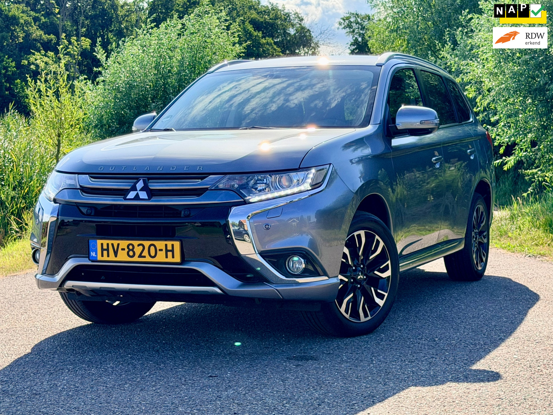 Mitsubishi Mitsubishi Outlander 2.0 PHEV Executive Edition / Automaat / Airco / Navi / Camera / 2 Laadkabels / Leder / CC / Trekhaak / NAP 2015 - voorkant