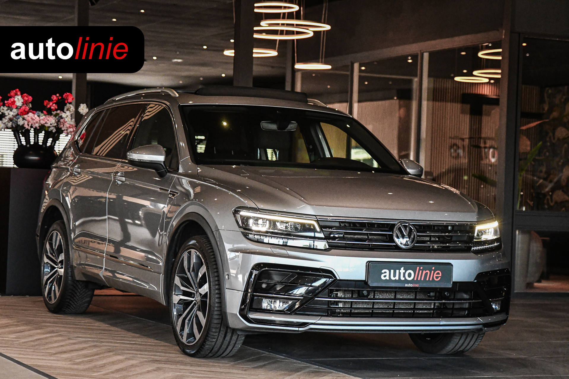 Volkswagen Tiguan 1.5 TSI R-Line, 7 persoons, Pano, Massage, Dynaudio, ACC, Camera, Dodehoek, Virtual, Trekhaak! 2020 - voorkant