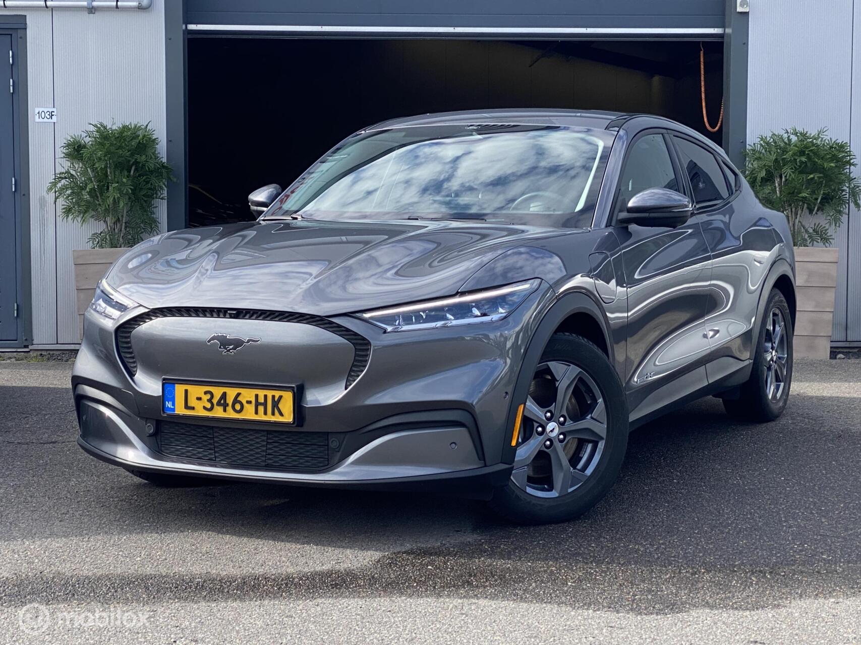 Ford Mustang Mach-e RWD 75 kWh | NAP|SOH 93,5 %| APK |1e eig 2021 - voorkant