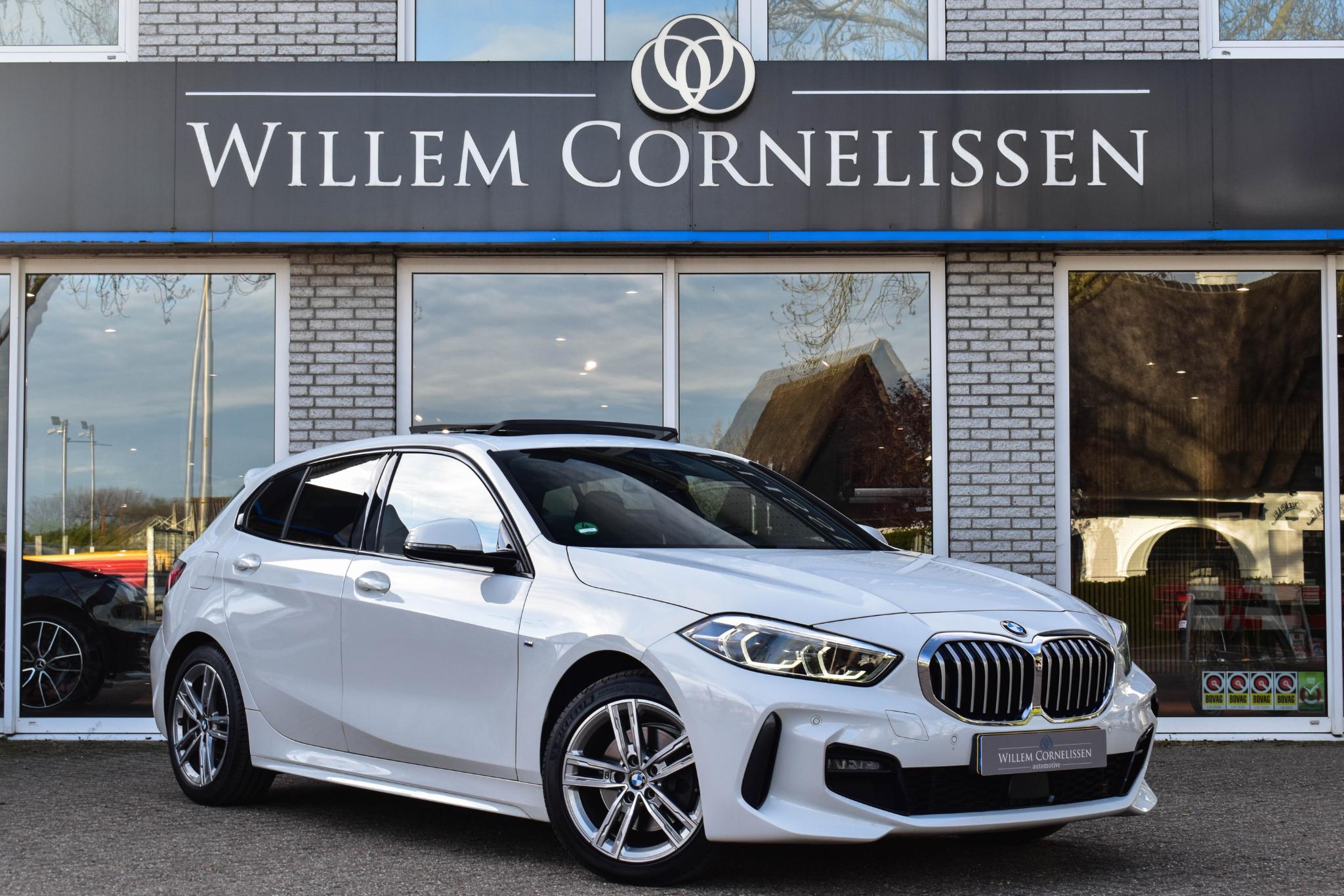 BMW 118i 118i M-Sport Business Edition Pano HiFi Stoelverwa 2021 - voorkant
