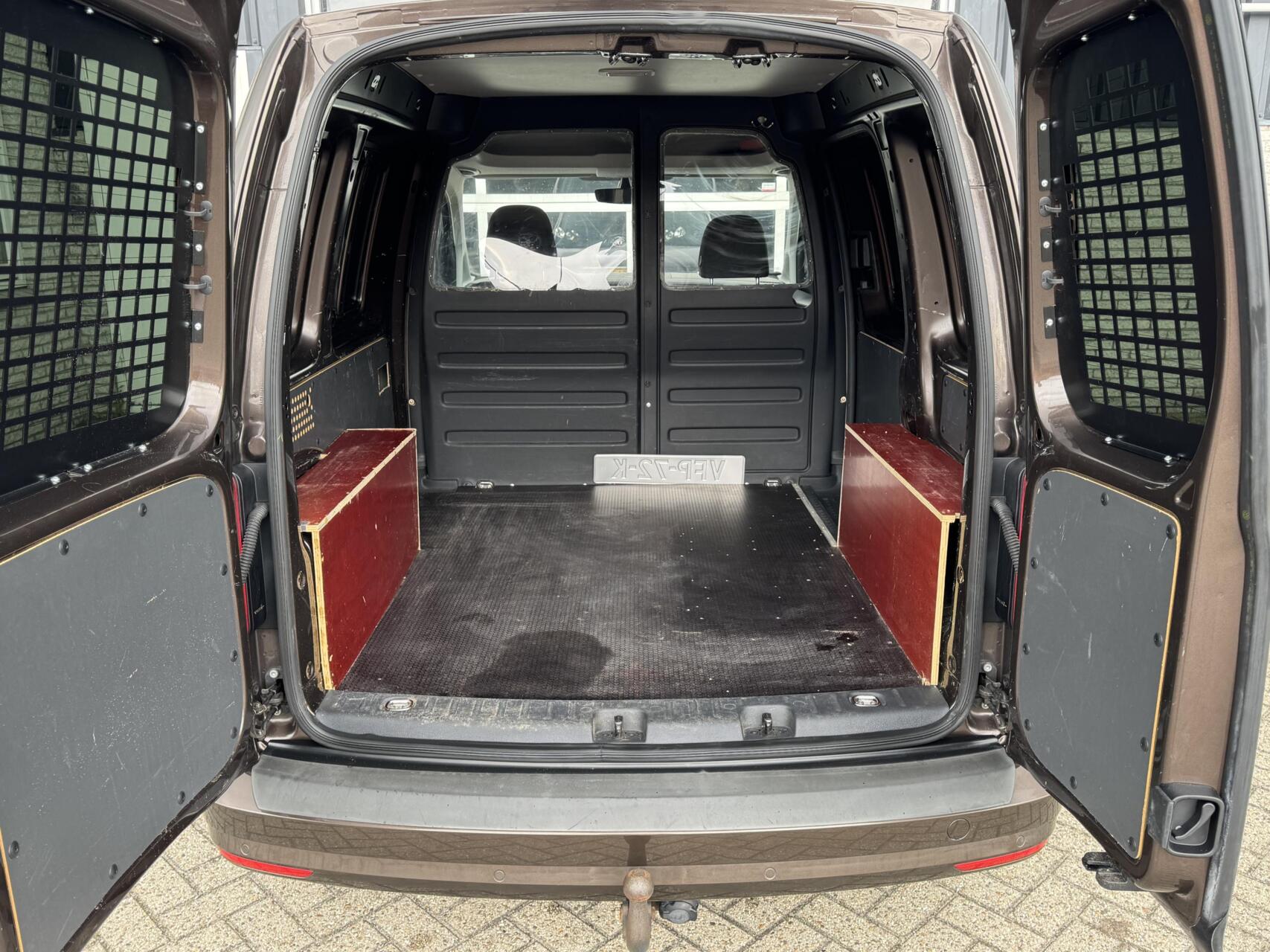 Foto van Volkswagen Caddy Modified Partition Wall